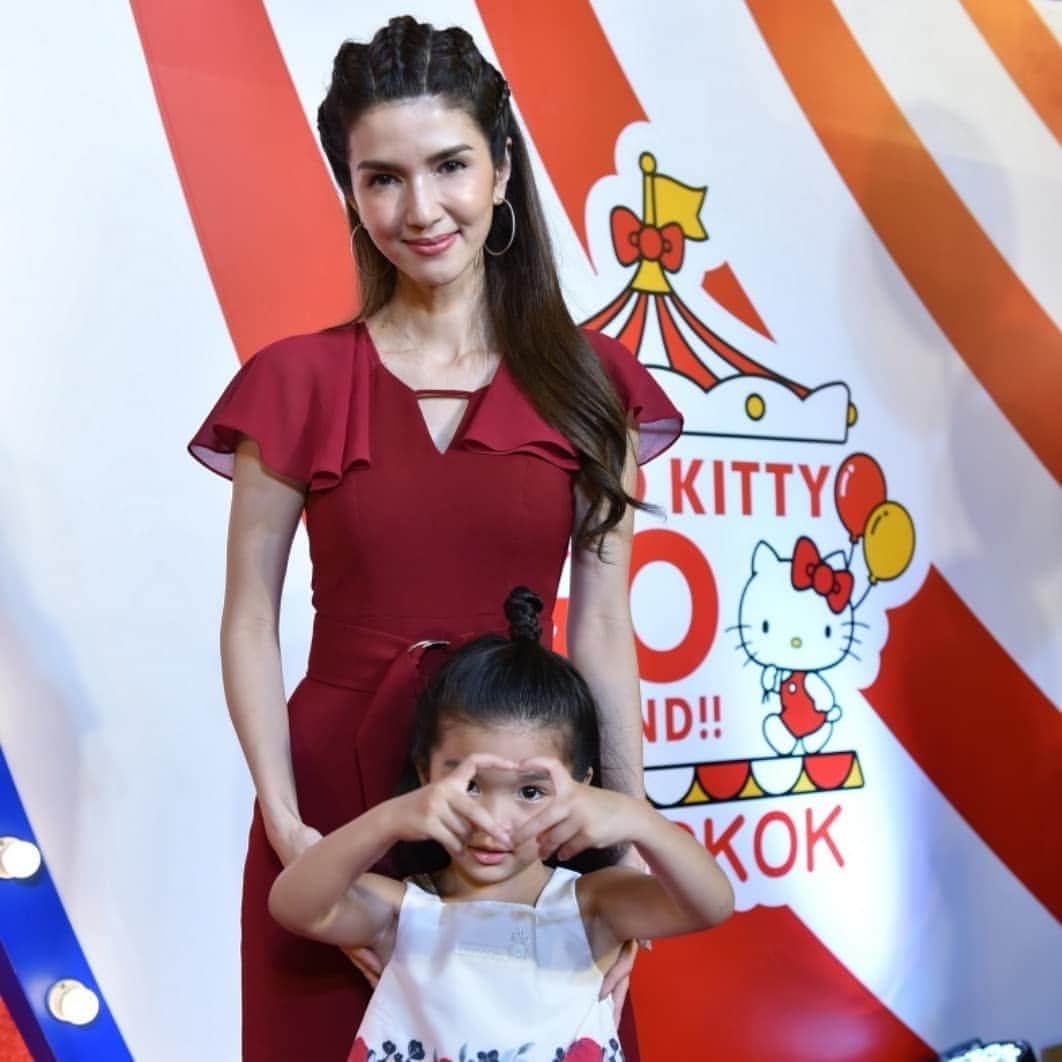 CeCi Thailandさんのインスタグラム写真 - (CeCi ThailandInstagram)「เมื่อวานเราลุ้นมาก ให้น้องมายูกับน้องมะลิ โพสต์ท่าน่ารักกกก แล้วก็เป็นท่าอย่างที่เห็นนี่แหละค้าบแฟนๆ แต่ไม่ว่ายังไงก็น่ารักกกอยู่ดี และยิ่งเห็นคิตตี้ น้องน้อยทั้งสองคนก็เล่นสนุกเลยทีเดียว **ถ้าใครเป็นแฟนคลับคิตตี้ แนะนำต้องไป Hello Kitty Go Around!! BKK กับมุถ่ายรูปและกิจกรรมเพียบ มองไปทางไหนก็ฟินแน่นอน แถมได้ของที่ระลึกติดมือไปด้วย #พลาดได้ไง #ถ้าไม่ไปเดี๋ยวคุยกับใครไม่รู้เรื่อง อ่านบทความเต็มๆ ได้ที่ girldaily.com/entertainment/event พิกัด: ดองกิ มอลล์ ทองหล่อ ชั้น 5 เปิดให้เข้าตั้งแต่วันที่ 22 มีนา - 2 มิถุนายนนี้เท่านั้น  #hellokittygoaroundbangkok #น้องมะลิ #แม่โบว์ #แม่โบว์น้องมะลิ #แม่เมย์ #น้องมายู #มายู #คิตตี้ #kitty #hellokitty」3月16日 13時42分 - girldailydotcom