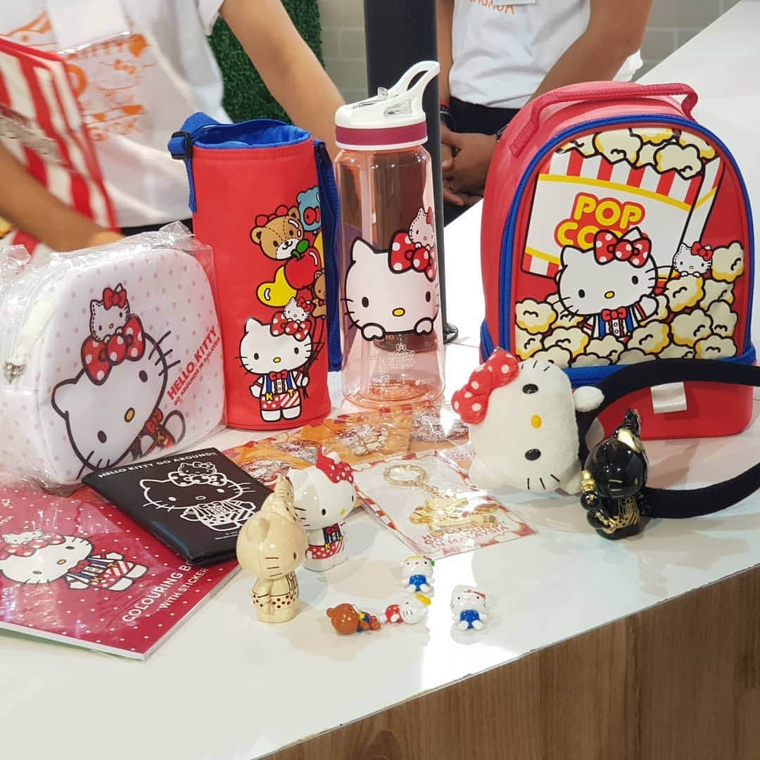 CeCi Thailandさんのインスタグラム写真 - (CeCi ThailandInstagram)「เมื่อวานเราลุ้นมาก ให้น้องมายูกับน้องมะลิ โพสต์ท่าน่ารักกกก แล้วก็เป็นท่าอย่างที่เห็นนี่แหละค้าบแฟนๆ แต่ไม่ว่ายังไงก็น่ารักกกอยู่ดี และยิ่งเห็นคิตตี้ น้องน้อยทั้งสองคนก็เล่นสนุกเลยทีเดียว **ถ้าใครเป็นแฟนคลับคิตตี้ แนะนำต้องไป Hello Kitty Go Around!! BKK กับมุถ่ายรูปและกิจกรรมเพียบ มองไปทางไหนก็ฟินแน่นอน แถมได้ของที่ระลึกติดมือไปด้วย #พลาดได้ไง #ถ้าไม่ไปเดี๋ยวคุยกับใครไม่รู้เรื่อง อ่านบทความเต็มๆ ได้ที่ girldaily.com/entertainment/event พิกัด: ดองกิ มอลล์ ทองหล่อ ชั้น 5 เปิดให้เข้าตั้งแต่วันที่ 22 มีนา - 2 มิถุนายนนี้เท่านั้น  #hellokittygoaroundbangkok #น้องมะลิ #แม่โบว์ #แม่โบว์น้องมะลิ #แม่เมย์ #น้องมายู #มายู #คิตตี้ #kitty #hellokitty」3月16日 13時42分 - girldailydotcom