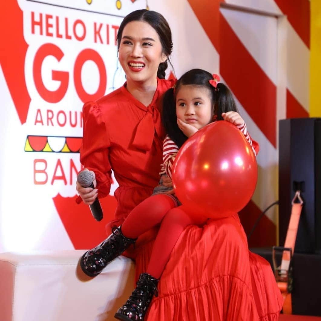 CeCi Thailandさんのインスタグラム写真 - (CeCi ThailandInstagram)「เมื่อวานเราลุ้นมาก ให้น้องมายูกับน้องมะลิ โพสต์ท่าน่ารักกกก แล้วก็เป็นท่าอย่างที่เห็นนี่แหละค้าบแฟนๆ แต่ไม่ว่ายังไงก็น่ารักกกอยู่ดี และยิ่งเห็นคิตตี้ น้องน้อยทั้งสองคนก็เล่นสนุกเลยทีเดียว **ถ้าใครเป็นแฟนคลับคิตตี้ แนะนำต้องไป Hello Kitty Go Around!! BKK กับมุถ่ายรูปและกิจกรรมเพียบ มองไปทางไหนก็ฟินแน่นอน แถมได้ของที่ระลึกติดมือไปด้วย #พลาดได้ไง #ถ้าไม่ไปเดี๋ยวคุยกับใครไม่รู้เรื่อง อ่านบทความเต็มๆ ได้ที่ girldaily.com/entertainment/event พิกัด: ดองกิ มอลล์ ทองหล่อ ชั้น 5 เปิดให้เข้าตั้งแต่วันที่ 22 มีนา - 2 มิถุนายนนี้เท่านั้น  #hellokittygoaroundbangkok #น้องมะลิ #แม่โบว์ #แม่โบว์น้องมะลิ #แม่เมย์ #น้องมายู #มายู #คิตตี้ #kitty #hellokitty」3月16日 13時42分 - girldailydotcom