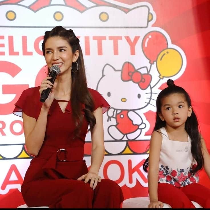CeCi Thailandさんのインスタグラム写真 - (CeCi ThailandInstagram)「เมื่อวานเราลุ้นมาก ให้น้องมายูกับน้องมะลิ โพสต์ท่าน่ารักกกก แล้วก็เป็นท่าอย่างที่เห็นนี่แหละค้าบแฟนๆ แต่ไม่ว่ายังไงก็น่ารักกกอยู่ดี และยิ่งเห็นคิตตี้ น้องน้อยทั้งสองคนก็เล่นสนุกเลยทีเดียว **ถ้าใครเป็นแฟนคลับคิตตี้ แนะนำต้องไป Hello Kitty Go Around!! BKK กับมุถ่ายรูปและกิจกรรมเพียบ มองไปทางไหนก็ฟินแน่นอน แถมได้ของที่ระลึกติดมือไปด้วย #พลาดได้ไง #ถ้าไม่ไปเดี๋ยวคุยกับใครไม่รู้เรื่อง อ่านบทความเต็มๆ ได้ที่ girldaily.com/entertainment/event พิกัด: ดองกิ มอลล์ ทองหล่อ ชั้น 5 เปิดให้เข้าตั้งแต่วันที่ 22 มีนา - 2 มิถุนายนนี้เท่านั้น  #hellokittygoaroundbangkok #น้องมะลิ #แม่โบว์ #แม่โบว์น้องมะลิ #แม่เมย์ #น้องมายู #มายู #คิตตี้ #kitty #hellokitty」3月16日 13時42分 - girldailydotcom