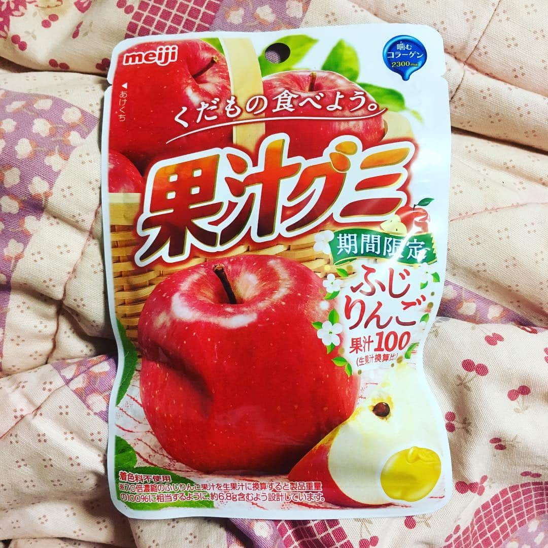 斉藤伸也さんのインスタグラム写真 - (斉藤伸也Instagram)「これ、本物のりんごよりうまい  #meiji #果汁グミ #gummi #apple」3月16日 13時43分 - shytoshinya