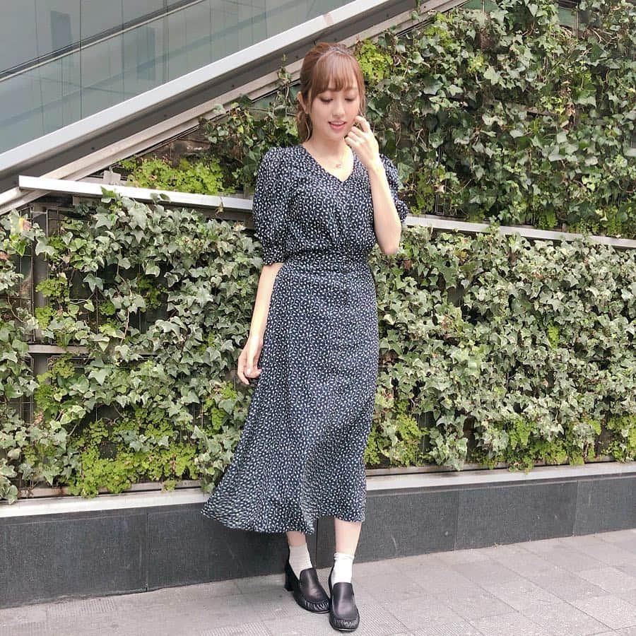 のインスタグラム：「私服🥺☁︎ 最近はもうあったかくなってきてるから、薄手のものも着れちゃうね🤤⛅️ @titivatejp のセットアップと足元はピアノの発表会🎹 髪伸びるの早いかな？また切ろうか考え中💭 ・ #ootd #coodinate #titivate #titivatestyle #ティティベイト #リーフプリントフレアロングスカート #リーフプリントパフスリーブブラウス」