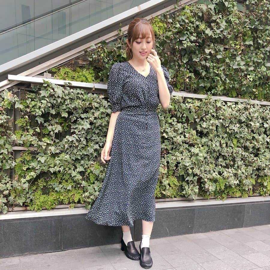 菊地亜美さんのインスタグラム写真 - (菊地亜美Instagram)「私服🥺☁︎ 最近はもうあったかくなってきてるから、薄手のものも着れちゃうね🤤⛅️ @titivatejp のセットアップと足元はピアノの発表会🎹 髪伸びるの早いかな？また切ろうか考え中💭 ・ #ootd #coodinate #titivate #titivatestyle #ティティベイト #リーフプリントフレアロングスカート #リーフプリントパフスリーブブラウス」3月16日 13時44分 - amikikuchi0905