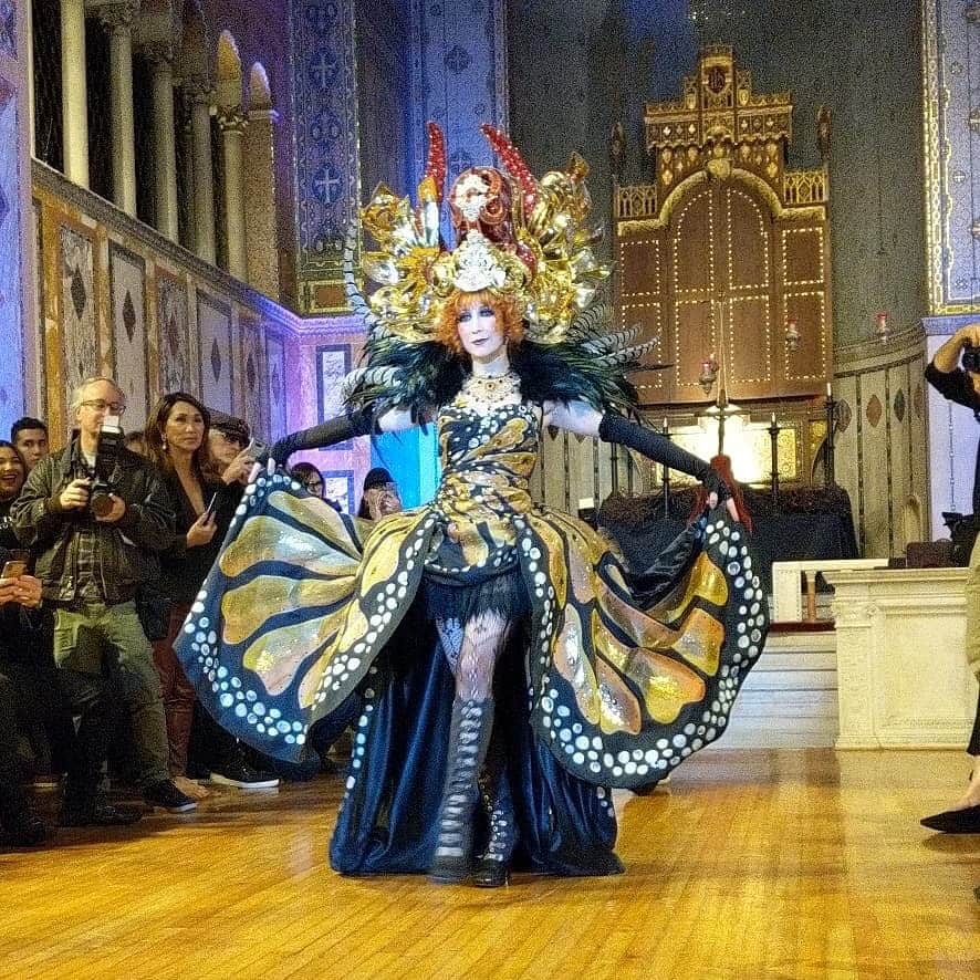 ボニー・モーガンのインスタグラム：「Last week I made my L.A. Fashion Week debut on the runway walking the Fabulous Bobby Love Collection! Check out this beautiful article in RunwayMagazines.com & Runwaynew.com https://runwaynew.com/2019/03/bobby-love-ready-to-wear-fall-winter-2019-2020/ Photos by Joe Garcia for Runway Magazine. Thank you to my brother @bobbylove.fashion for letting me be part of your magic #adventuresofbendybonnie #shortgirlontherunway #BobbyLoveCouture #lafashionweek #shenanigans #SanctuaryFW #bobbylove #fivefootfashionista #dreamsdocometrue #bendybonnie」
