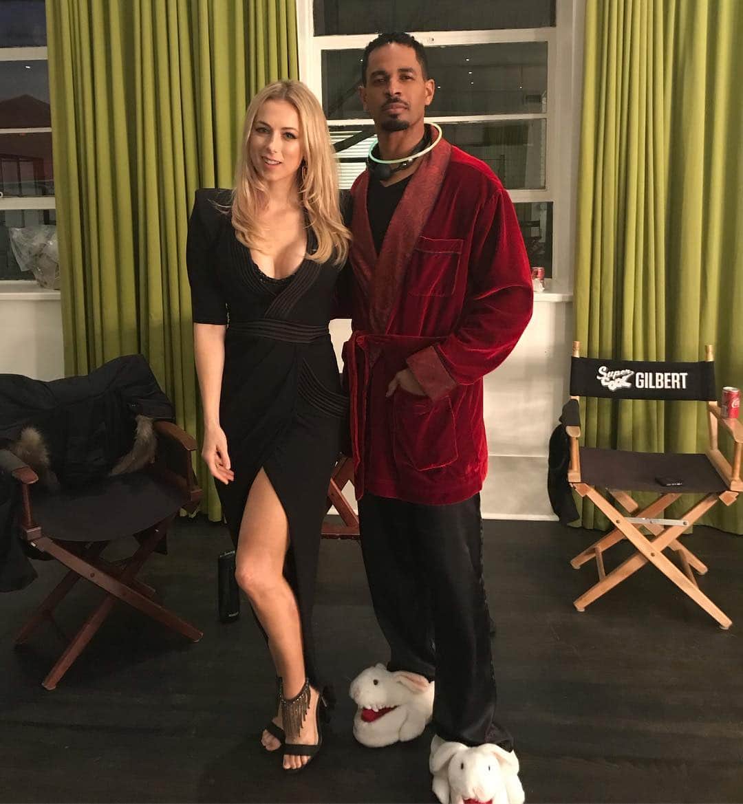 イリザ・シュレシンガーさんのインスタグラム写真 - (イリザ・シュレシンガーInstagram)「My boobs are real. The tan that stops above my knee and it continues just below is not. Most of this hair is mine... ok, some of it. #supercoolfilm」3月16日 13時48分 - ilizas