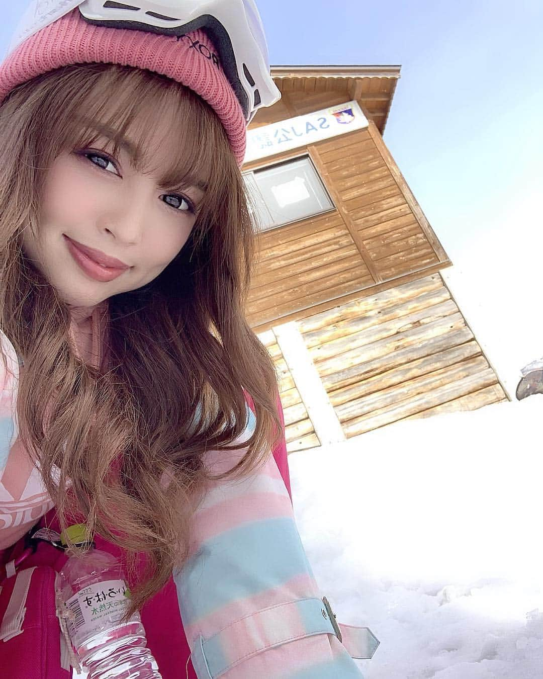 板橋瑠美さんのインスタグラム写真 - (板橋瑠美Instagram)「今シーズン最後のスノボー🏂❄️ ・ 先週行ってきましたー！ めっちゃ楽しかった💓 ・ ・ グアム帰国後翌日には長野へ向かいましたww ・ ゆいかと共に5日間居たけど、気温差に笑いましたwwwww ・ ・ スノボー年々好きになるなぁ💋 ・ 娘もどんどんスキーが得意になってすごい速さで下山するwww ・ 普段陸で日常で、こんな早く進めないから、 なんか鳥になったみたいで気持ちいい❤️！！ ・ 去年と同じ4回✨☻ ・ 4回目の今回は、栂池高原スキー場でした！💓 富山県に近い長野県でした((((･´ω`･)))) ・ ・ 来年こそは、北海道へ滑りに行きたいな💓 ・ ・ ・ ・ ・ #snowboard #wintersports #snow #スノボー #スノーボード #スノボー女子  #スノボーウェア  #スノボー仲間  #スノボー旅行」3月16日 13時58分 - rumi_official_0616