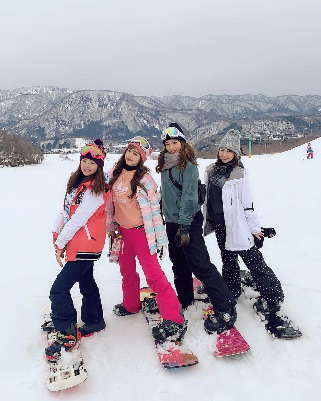 板橋瑠美さんのインスタグラム写真 - (板橋瑠美Instagram)「今シーズン最後のスノボー🏂❄️ ・ 先週行ってきましたー！ めっちゃ楽しかった💓 ・ ・ グアム帰国後翌日には長野へ向かいましたww ・ ゆいかと共に5日間居たけど、気温差に笑いましたwwwww ・ ・ スノボー年々好きになるなぁ💋 ・ 娘もどんどんスキーが得意になってすごい速さで下山するwww ・ 普段陸で日常で、こんな早く進めないから、 なんか鳥になったみたいで気持ちいい❤️！！ ・ 去年と同じ4回✨☻ ・ 4回目の今回は、栂池高原スキー場でした！💓 富山県に近い長野県でした((((･´ω`･)))) ・ ・ 来年こそは、北海道へ滑りに行きたいな💓 ・ ・ ・ ・ ・ #snowboard #wintersports #snow #スノボー #スノーボード #スノボー女子  #スノボーウェア  #スノボー仲間  #スノボー旅行」3月16日 13時58分 - rumi_official_0616