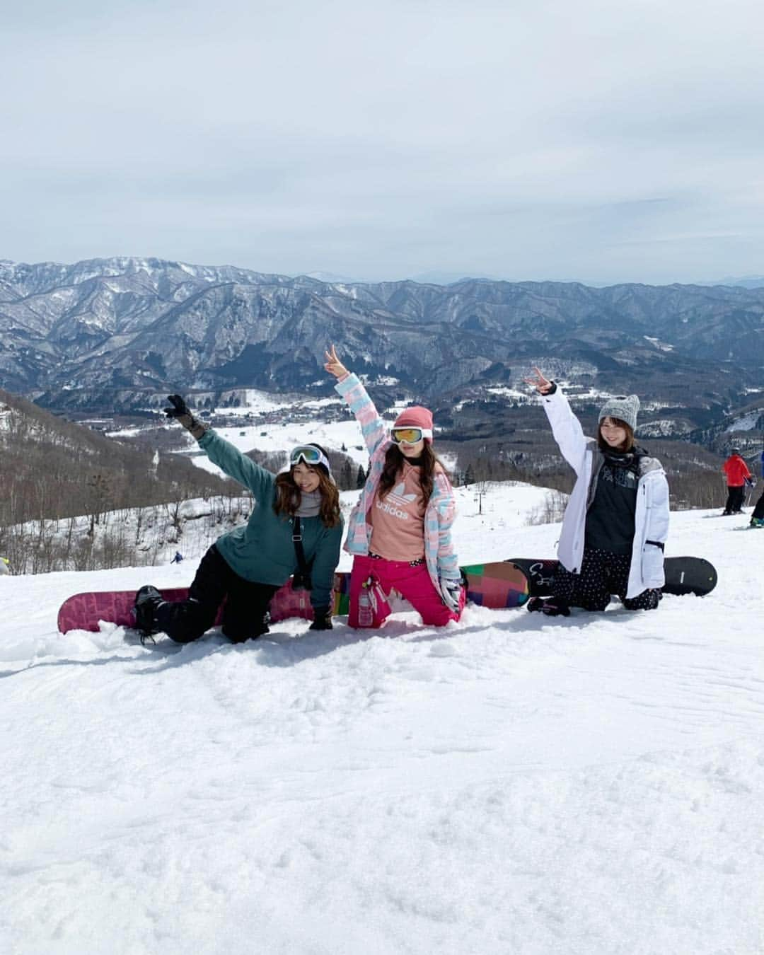 板橋瑠美さんのインスタグラム写真 - (板橋瑠美Instagram)「今シーズン最後のスノボー🏂❄️ ・ 先週行ってきましたー！ めっちゃ楽しかった💓 ・ ・ グアム帰国後翌日には長野へ向かいましたww ・ ゆいかと共に5日間居たけど、気温差に笑いましたwwwww ・ ・ スノボー年々好きになるなぁ💋 ・ 娘もどんどんスキーが得意になってすごい速さで下山するwww ・ 普段陸で日常で、こんな早く進めないから、 なんか鳥になったみたいで気持ちいい❤️！！ ・ 去年と同じ4回✨☻ ・ 4回目の今回は、栂池高原スキー場でした！💓 富山県に近い長野県でした((((･´ω`･)))) ・ ・ 来年こそは、北海道へ滑りに行きたいな💓 ・ ・ ・ ・ ・ #snowboard #wintersports #snow #スノボー #スノーボード #スノボー女子  #スノボーウェア  #スノボー仲間  #スノボー旅行」3月16日 13時58分 - rumi_official_0616