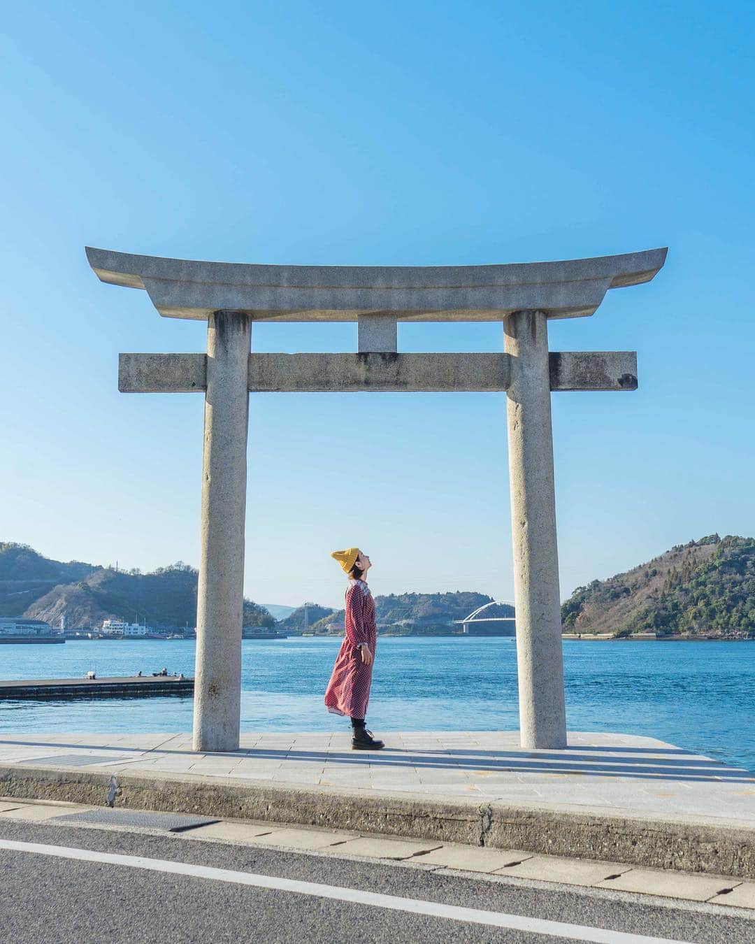 詩歩さんのインスタグラム写真 - (詩歩Instagram)「⛩﻿ ﻿ 瀬戸内海に面した鳥居。﻿ A “torii gate” facing the Seto Inland Sea.﻿ ﻿ 先日投稿した、江戸時代の街並みが残る「御手洗(みたらい)」。﻿ その中にある恵美須神社には、瀬戸内海に向かって立つ気持ちの良い鳥居があります。﻿ ﻿ なんとここ縁結びの神社として有名らしく、﻿ 「鳥居に抱きついて好きな人の名前を叫ぶと恋が叶う」らしい！😂﻿ ﻿ 抱きつきそびれたぞーーー笑﻿ 教えてくれーーー！！！笑﻿ ﻿ 恋する乙女はぜひ来て、叫んでくださいな❤️﻿ ﻿ ﻿ ﻿ ☀️西日本豪雨で被災した「呉市」を盛り上げる企画で訪れました！﻿ みなさんの投稿もお待ちしています📸﻿ #フォトジェニックレ  #雨あがってます﻿ ﻿ 1泊2日で訪れた場所はハイライト「🇯🇵Hiroshima」でご覧ください。﻿ ﻿ ﻿ ﻿ 📍恵美須神社／広島県　呉市﻿ 📍Ebisu Shrine⛩／Hiroshima Japan﻿ ﻿ ﻿ ©︎Shiho/詩歩﻿」3月16日 13時59分 - shiho_zekkei