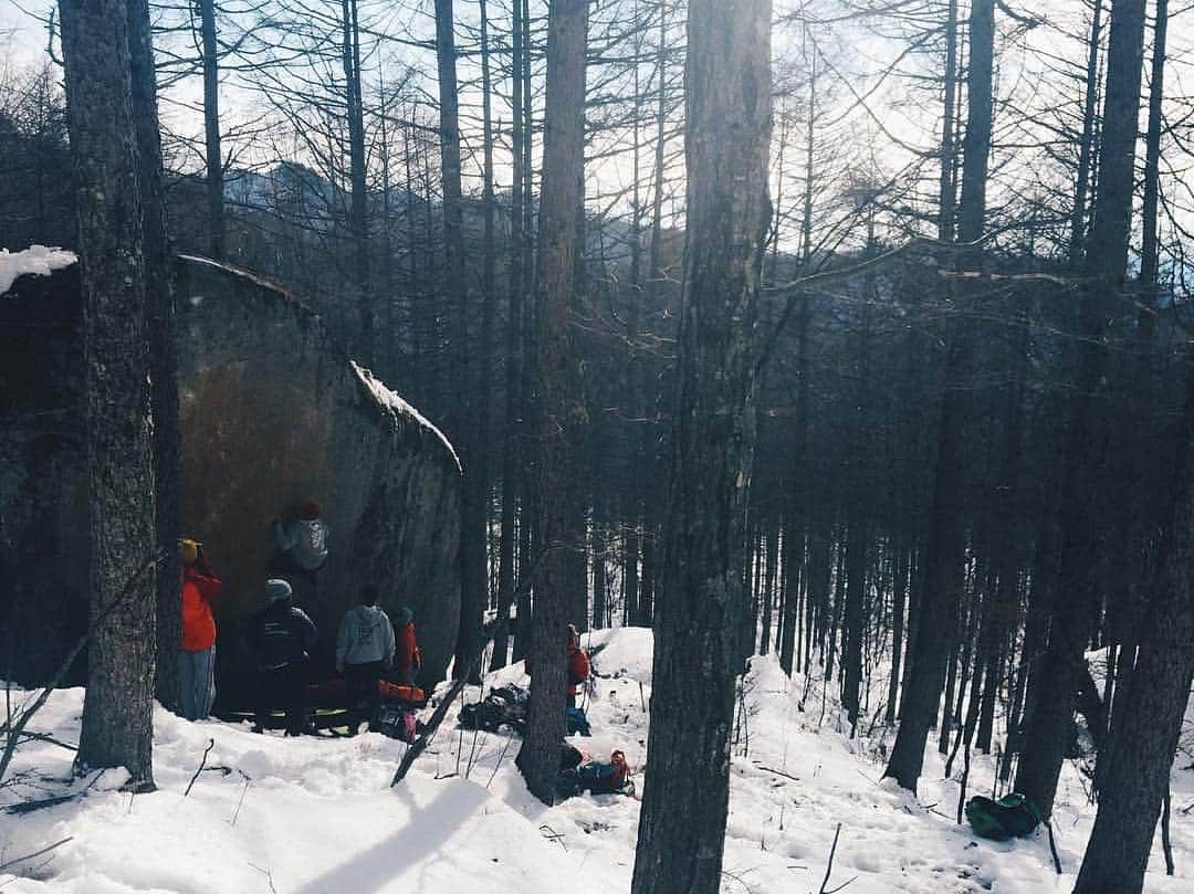 ハキム・カスバンのインスタグラム：「Mizugaki, Japan 2016 . That crazy experience climbing in freezing temps and ankle high snow. • • #climbing #bouldering #liveclimbrepeat #fortheclimb #climbinglife #climbing_is_my_passion #training #sports #athlete #singapore #climbing_worldwide #sgclimbers #passion #sgfitness #climbing_pictures_of_instagram #movement #クライミング」