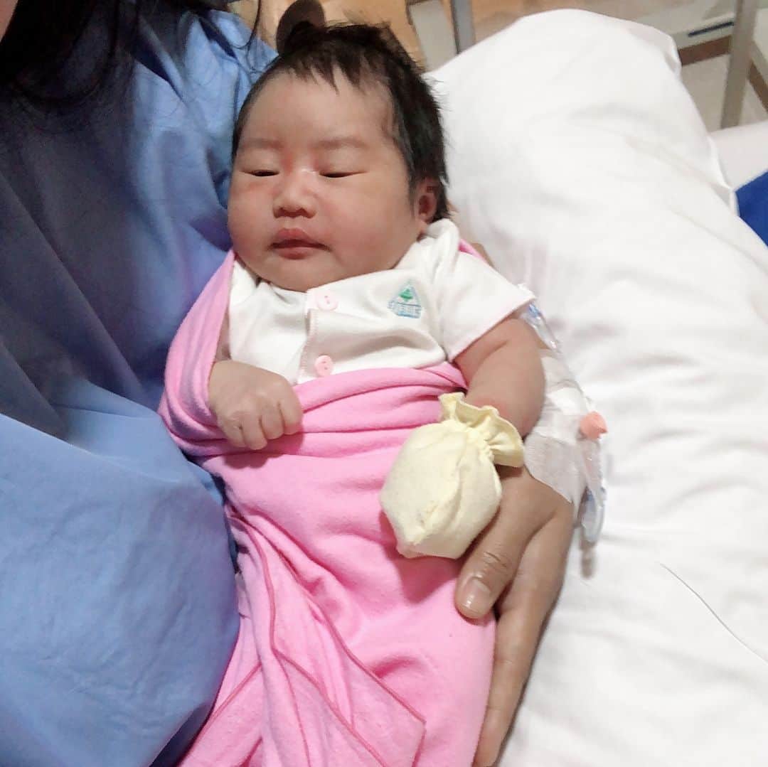Jelly Jeloのインスタグラム：「Ini Mazel bbrp jam setelah lahir, mama ngandung 9 bulan eh 10 bulan deh😅.. nungguin hampir 2 hari, induksi dan akhirnya cesar, keluar2 kamu mirip papa 😭😭 😭 #mazelshmellow #babyb #babyjellyjel0 #jellyjel0 #cutebabygirl #cutebaby @mazelshmellow」
