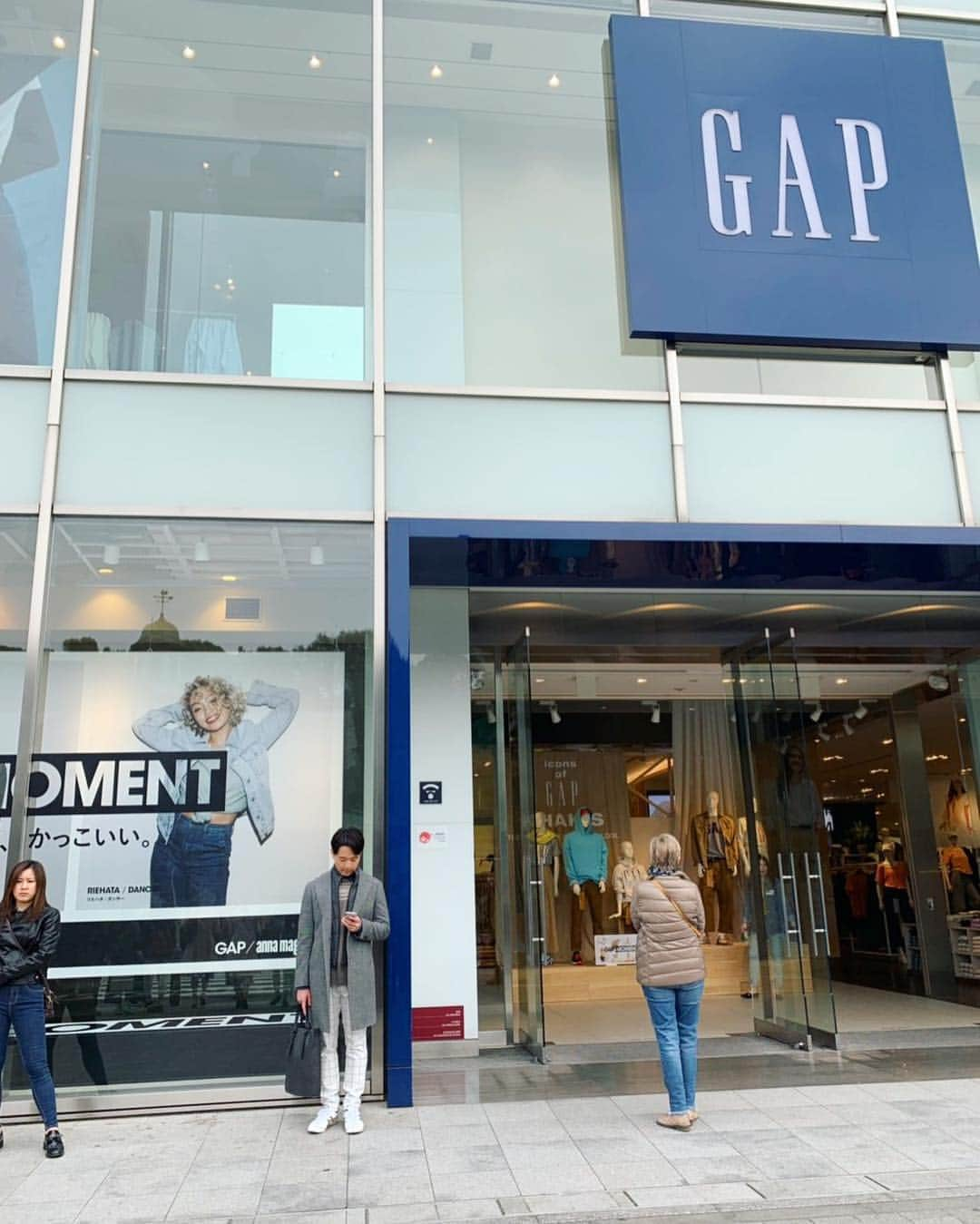 RIEHATAさんのインスタグラム写真 - (RIEHATAInstagram)「oh my😭😭😭😭😭 this is crazy🙏🙏🙏Thank God i'm so blessed. 💙 @gap  #原宿の待ち合わせ場所決定🙏 マミーやったよーーーw早く子供達と見に行きたい‼︎ 写真撮ってくれた皆様ありがとう😭✨」3月16日 14時01分 - riehata