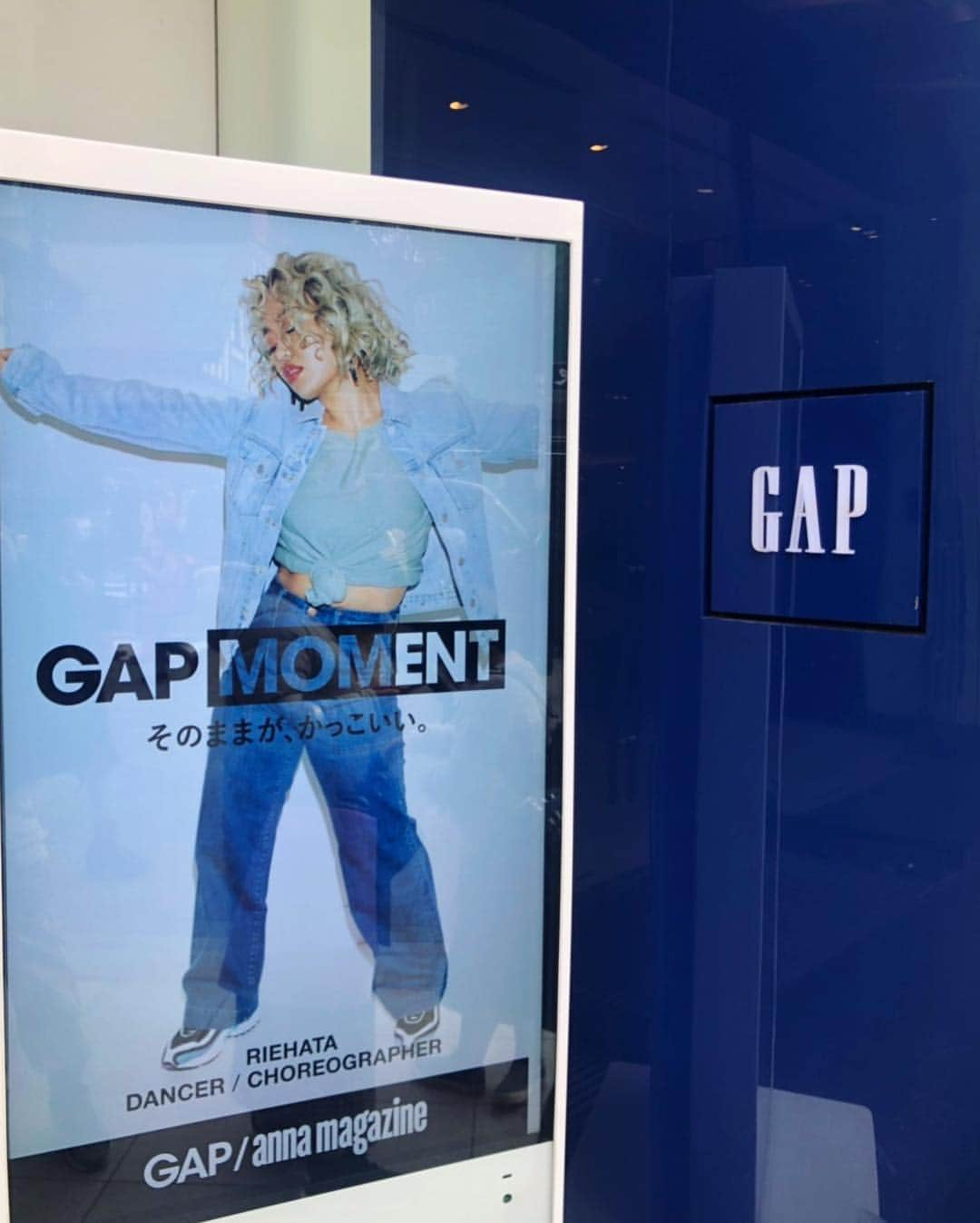 RIEHATAさんのインスタグラム写真 - (RIEHATAInstagram)「oh my😭😭😭😭😭 this is crazy🙏🙏🙏Thank God i'm so blessed. 💙 @gap  #原宿の待ち合わせ場所決定🙏 マミーやったよーーーw早く子供達と見に行きたい‼︎ 写真撮ってくれた皆様ありがとう😭✨」3月16日 14時01分 - riehata