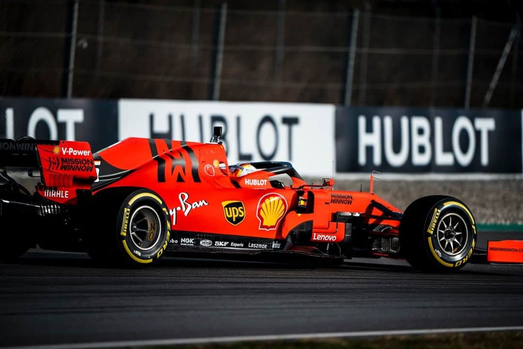 のインスタグラム：「Wishing good luck to @scuderiaferrari  for this week-end! #HublotFerrari」