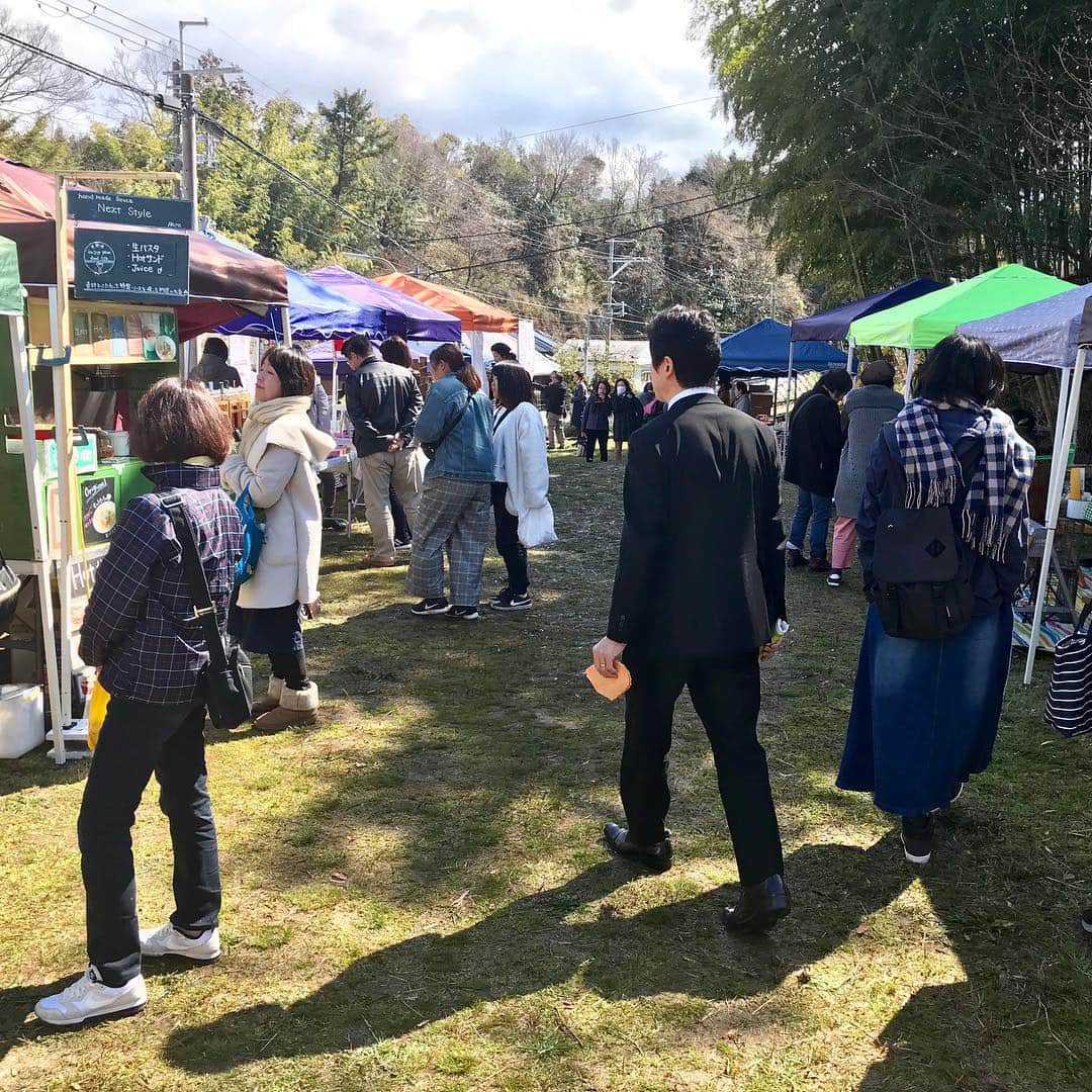 足立康史さんのインスタグラム写真 - (足立康史Instagram)「今日は、豊能町は妙見口駅かめたに本店前で開催されている大阪最北端駅前祭りにうかがいました。美味しいお酒にパンやお菓子。地域の皆さまと楽しい時間を過ごすことができました！  今から大阪市内へ。」3月16日 14時10分 - adachiyasushi