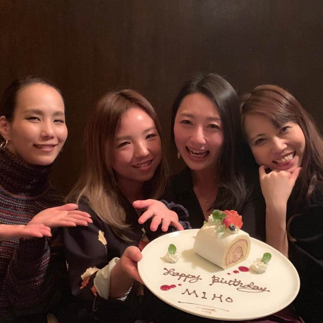 大湯みほさんのインスタグラム写真 - (大湯みほInstagram)「もうすぐ。。そっかぁ✨忘れてました🎂また歳を取るんだなぁ♡ ・ 大好きなお友達がflyingでお祝い🥂してくれました。37才の残り4日間を大切に過ごして、素敵に年をとることができるようにしたいな❣️ゆりたん♡Wひろみん♡ありがとう✨ ・ #またひとつ #年を重ねる #素敵な #大人の女性 目指して頑張ります #👠 #なれるかな😏 #birthday #🎂 #まわりの皆様にいつも感謝 #thankyou #恩返しをしてゆけるように #ぬか漬け #ぬか漬けマイスター #大湯みほ」3月16日 14時12分 - nukazukemiho0320