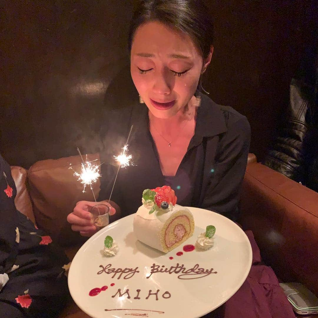 大湯みほさんのインスタグラム写真 - (大湯みほInstagram)「もうすぐ。。そっかぁ✨忘れてました🎂また歳を取るんだなぁ♡ ・ 大好きなお友達がflyingでお祝い🥂してくれました。37才の残り4日間を大切に過ごして、素敵に年をとることができるようにしたいな❣️ゆりたん♡Wひろみん♡ありがとう✨ ・ #またひとつ #年を重ねる #素敵な #大人の女性 目指して頑張ります #👠 #なれるかな😏 #birthday #🎂 #まわりの皆様にいつも感謝 #thankyou #恩返しをしてゆけるように #ぬか漬け #ぬか漬けマイスター #大湯みほ」3月16日 14時12分 - nukazukemiho0320