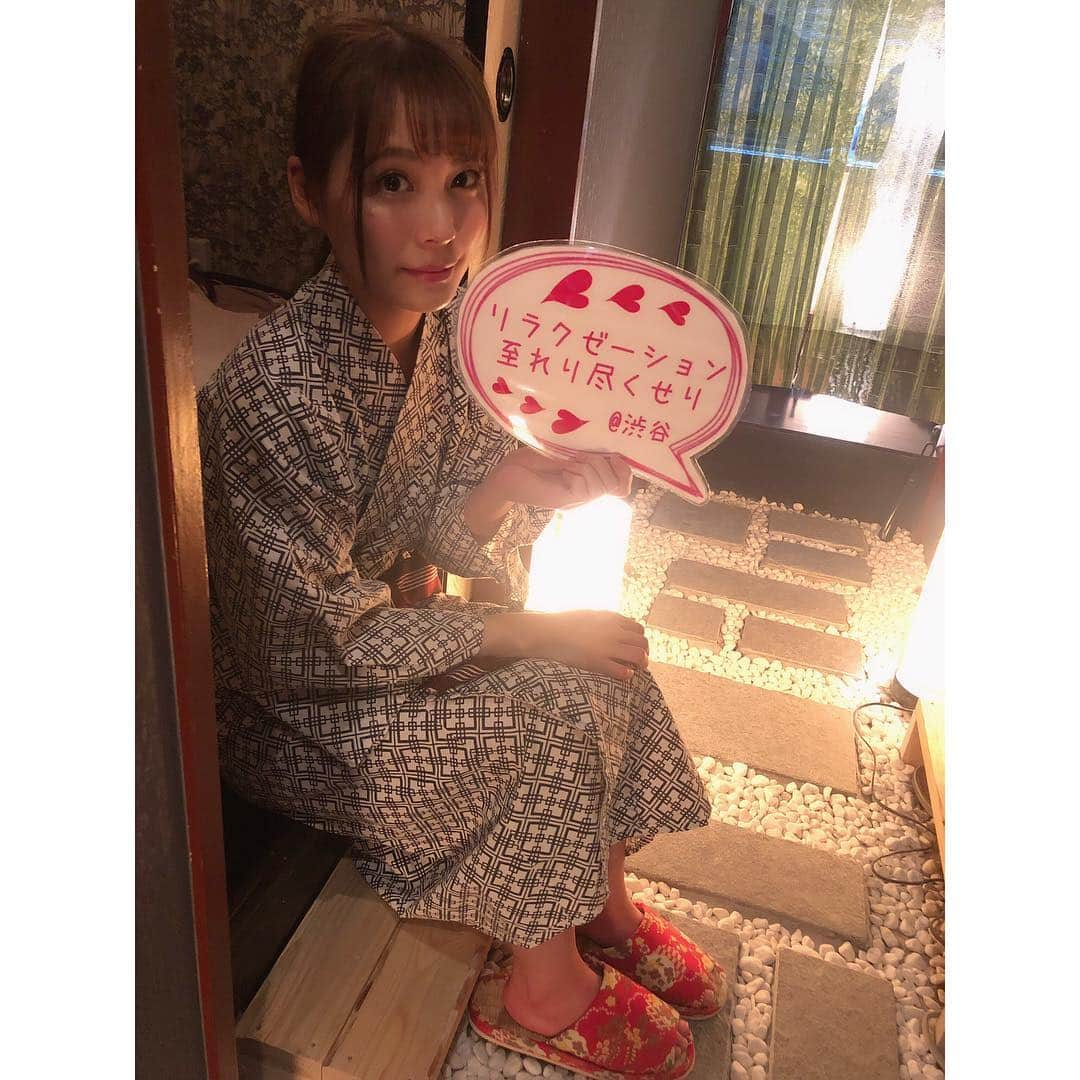 宮崎理奈さんのインスタグラム写真 - (宮崎理奈Instagram)「. . . 先日日頃の疲れを癒しに、渋谷駅のすぐ近くにある「至れり尽くせり」さんにお邪魔しました🌸 . . エレベーター開いた瞬間から京都に来たかのような雰囲気で入り口からお部屋、お手洗いも和テイストで可愛かったです⭐️ . . 足湯から始まり、和油を使ったマッサージで、むくみが酷いとこや、こうしたほうが良いなどアドバイスを頂き、最高は選べるお茶菓子を頂ける、まさに至れり尽くせりのサービスでした✨ . . 通いやすいお値段ですが 初回限定で予約時に私のインスタを見たと  @itatuku にDMで言って頂けば 60分コース30%オフ 90分コース40%オフ 120分コース50%オフ になっちゃいます😊 しかも2回目に使える30分施術無料券ももらえちゃいます！ 男性もOKだし、お友達と2人で同室も出来ちゃうので、渋谷で遊んだ後にサクっと行けますよ〜👍 当日予約は電話のみだそうです！ . 質問や予約はタグ付けした @itatuku にDMして頂ければ対応して下さります！ . . めっちゃ気持ちよかったなぁ。 爆睡しちゃったし、揉み返しもなくスッキリした🎊 . . . . #マッサージ #リンパマッサージ #美容 #和 #和み #癒し #リラクゼーション #リラクゼーションサロン #渋谷 #渋谷マッサージ #渋谷カフェ」3月16日 14時14分 - rina.miyazaki0221