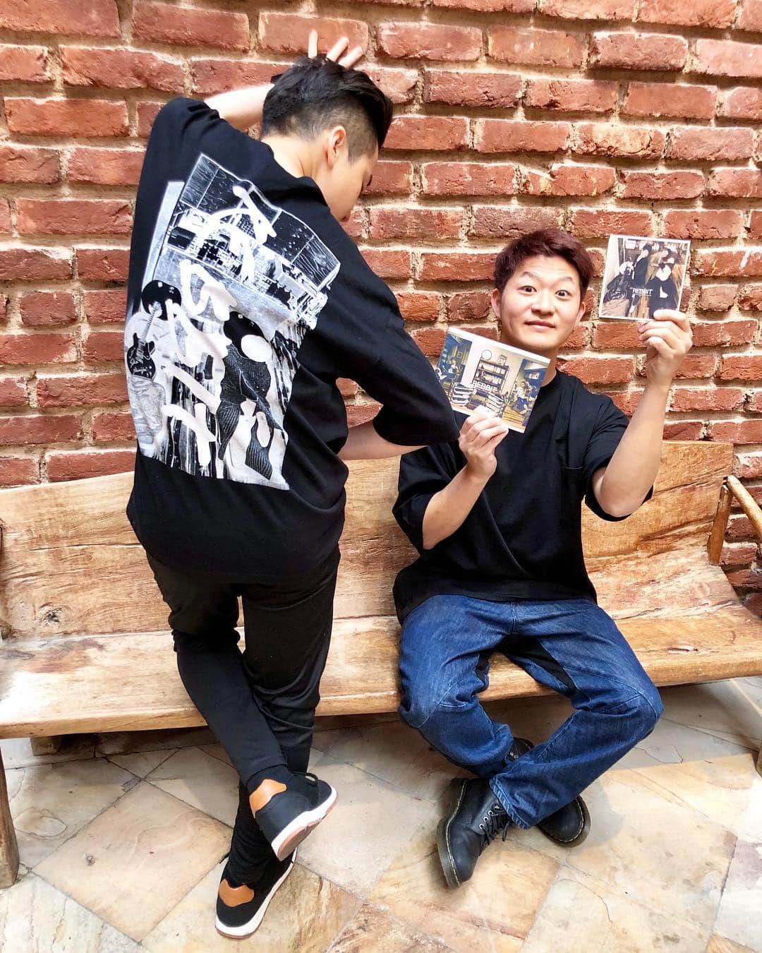 のインスタグラム：「初日‼️奈良からスタートです‼️﻿ ﻿ REBBIT TOUR2019各会場にてグッズ販売しますね！！﻿ どれも想い込めた作品です！！🎵﻿ ﻿ ﻿ ネット販売はなくて、数量限定になりますね！☝️﻿ ﻿ CD、DVDはそれぞれ2曲入りで、ロスで撮影した映像など！﻿ ﻿ Tシャツはバックプリントに、フロントは胸ポッケになります！﻿ 生地の厚さにもこだわってます！笑﻿ ﻿ 料金は、﻿ CD 1500円﻿ DVD 3000円﻿ Tシャツ 4000円﻿ です！！﻿ ﻿ 是非是非買って楽しんで下さいね！！😌﻿ ﻿ #REBBITTOUR ﻿﻿﻿﻿ #REBBITTグッズ」