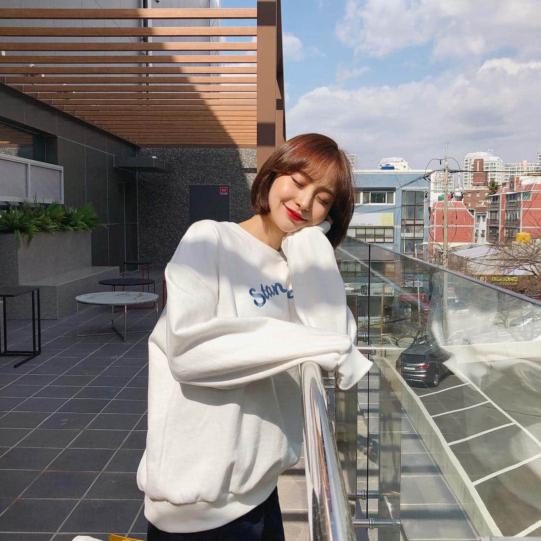 のインスタグラム：「ホワイトのスウェットで爽やか💙 ちょうどいい大きさでラブリー🌿💞 ー #プルオーバー#スウェット#ホワイトコーデ#カジュアルコーデ#韓国好きな人と繋がりたい」