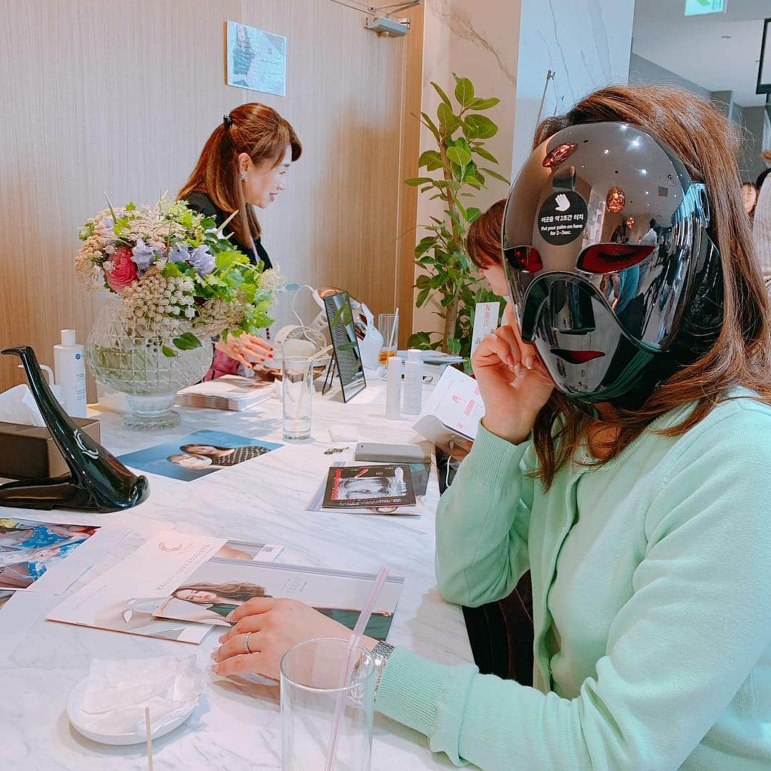 澤野井香里さんのインスタグラム写真 - (澤野井香里Instagram)「3/16に新しくハービスプラザ 3FにOpenされる#トータルビューティーサロン の#Unopulir のレセプションへ🥂﻿ @unopulirherbisplaza ﻿ #韓国女優 さんに大人気の#セルリターンLEDマスクプレミアム では20分光を浴びるだけでフェイスラインがキュッとリフトアップされてビックリ^ - ^✨﻿ ﻿ 眉を整えて、コスメクローゼット で久々にお会いできた#平山葵 さんにメイクして頂けたり、産後必須の#骨盤ケア を#legmoa でお試しできたり、娘も一緒に行ったけどずっとお昼寝してくれてたので色んなビューティーをお試しできました🥰﻿ @legmoa_japan_ ﻿ ﻿ ヘア・ネイル・エステ・メイク・マツエクetc トータルで全身のキレイが叶うステキなスポット❣️﻿ ﻿ #osaka #herbisplaza #大阪 #西梅田 #ハービスプラザプラザ #ks_dau #ks_dau_2019 #ks_19✨#ks_osaka✨ #👶 #0歳 #生後1ヶ月 #娘 #ig_baby #ベビフル #ママリ #コドモノ #関西ママ #京都ママ #女の子ママ #ママライフ」3月16日 14時22分 - kaori_sawanoi