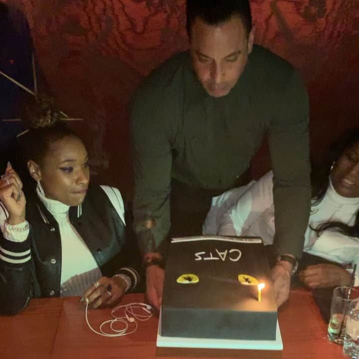 ジェニファー・ハドソンのインスタグラム：「It’s a wrap, I still can’t believe it’s actually done now !!! My “cats” cake ! Thank u guys !! @taochicago」