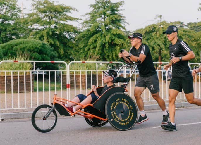 ジヌションさんのインスタグラム写真 - (ジヌションInstagram)「🏃‍♂️ 내일 은총이와 함께 서울국제마라톤 42.195km 도전합니다! #서울국제마라톤 #동아마라톤」3月16日 14時30分 - jinusean3000