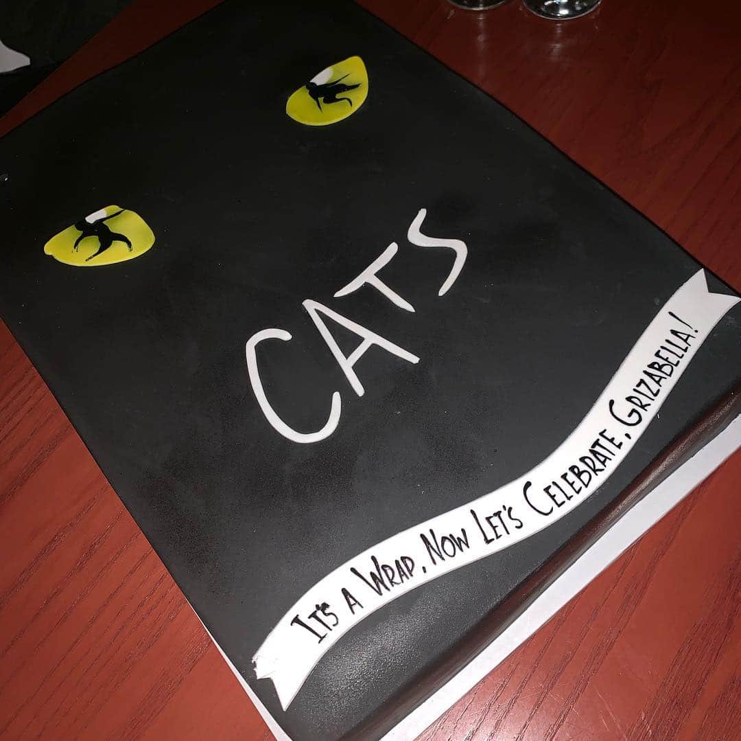 のインスタグラム：「Inside my own personal wrap party for #cats #grizzabellatheglamourcat at my favorite place to celebrate all my victories @taochicago」