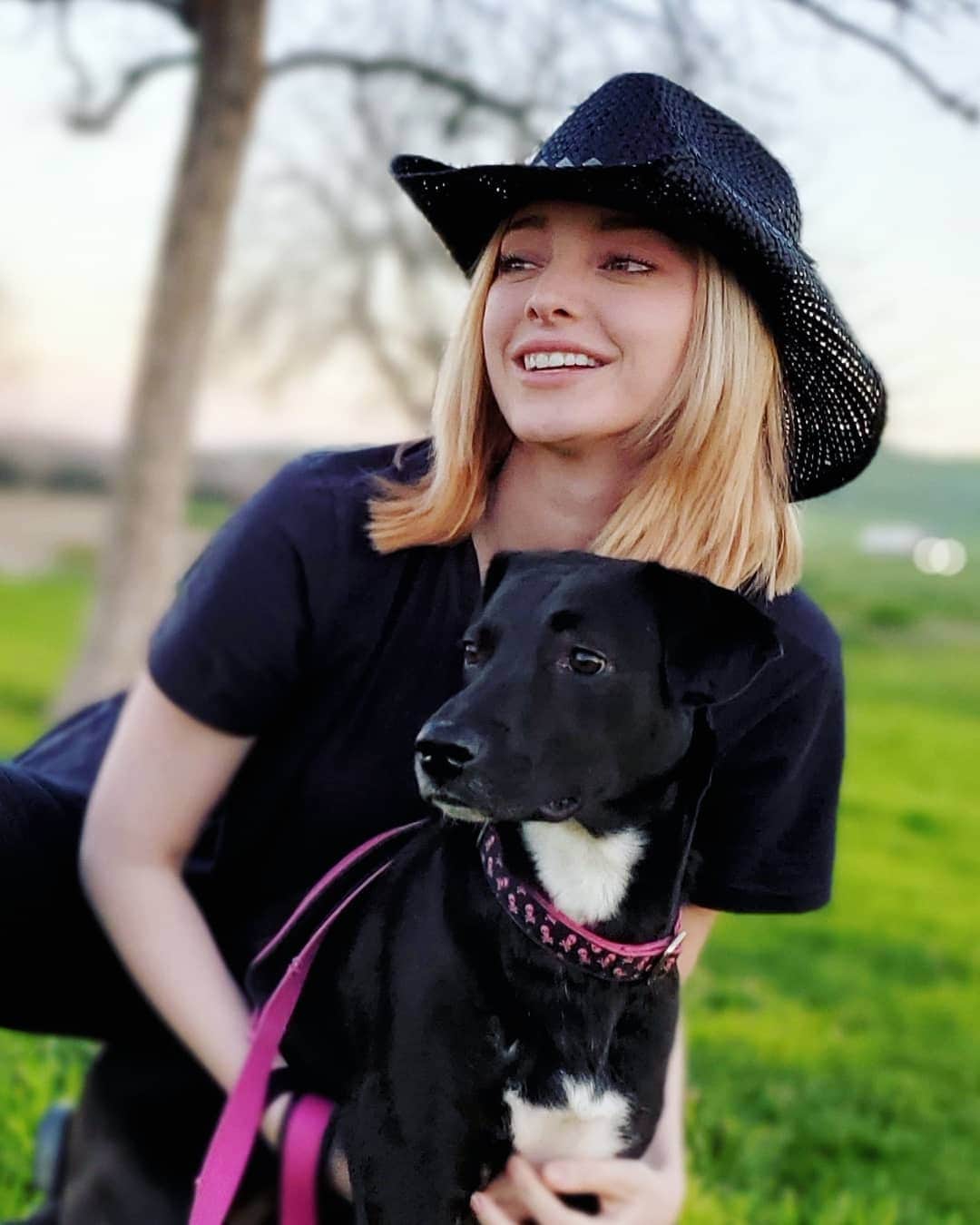 エマ・デュモンさんのインスタグラム写真 - (エマ・デュモンInstagram)「My little arrow, my guardian, my shadow. You are my best friend for life. I love you Zoe ❤🐶❤」3月16日 14時37分 - emmadumont