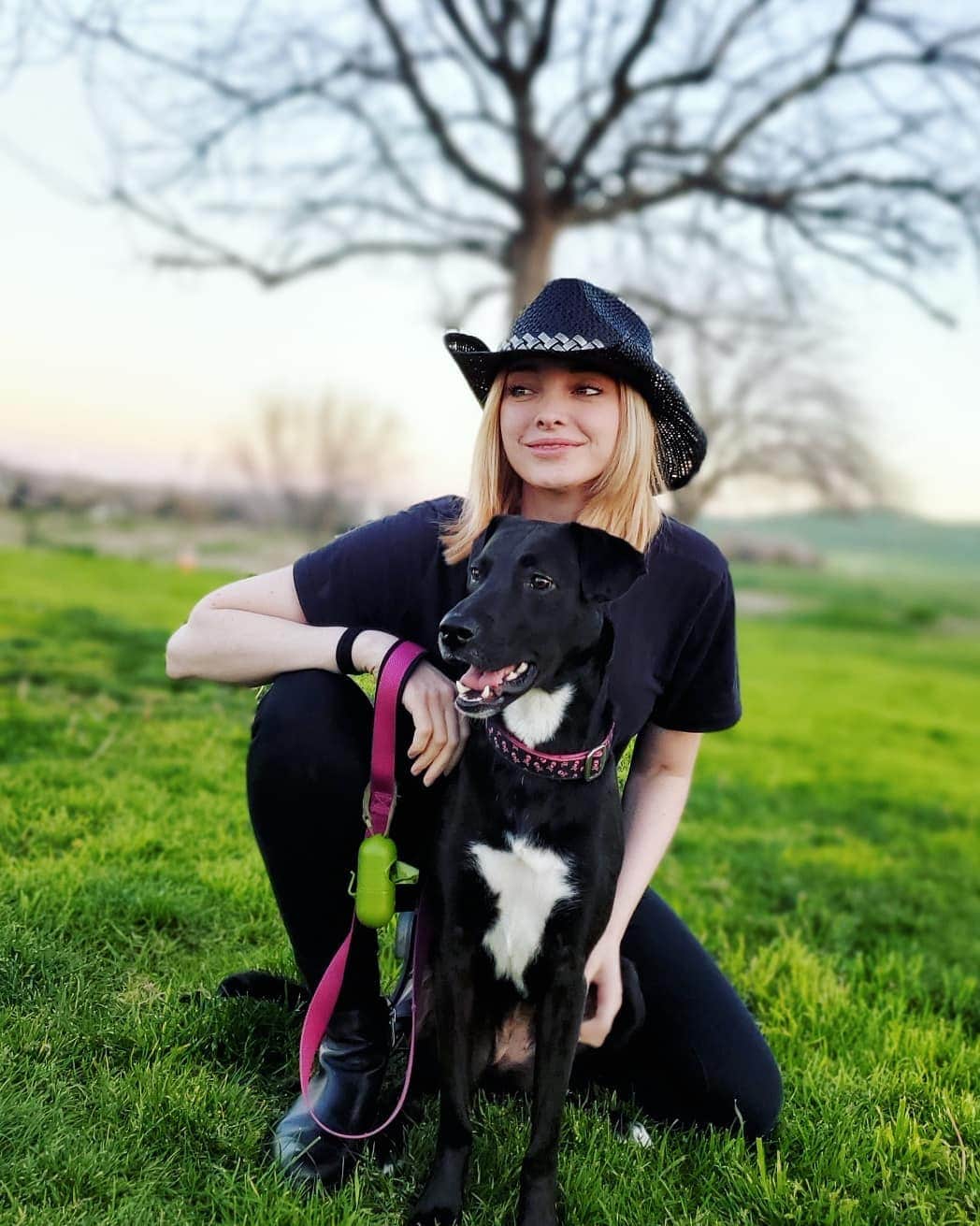 エマ・デュモンさんのインスタグラム写真 - (エマ・デュモンInstagram)「My little arrow, my guardian, my shadow. You are my best friend for life. I love you Zoe ❤🐶❤」3月16日 14時37分 - emmadumont