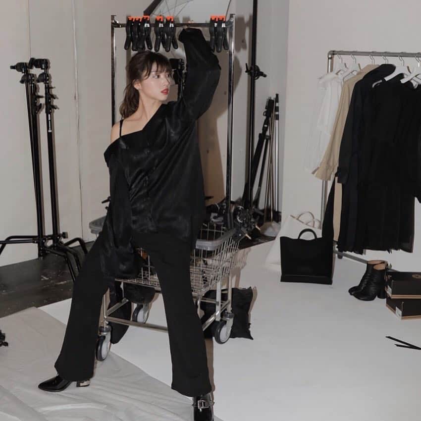 のインスタグラム：「coming soon❤︎❤︎❤︎ この可愛すぎるワンショルダーも今月末 発売だよ🥺❤︎ WEARにも載せてるよ〜〜👀✌︎ @leannofficial . #LEANN#leannofficial  #リーン」