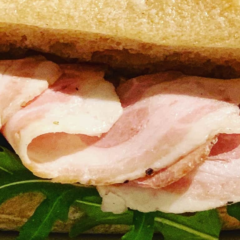 EATALY Tokyoさんのインスタグラム写真 - (EATALY TokyoInstagram)「【I PANINI：パニーニに新メニュー登場】 「PORCHETTA E RUCOLA（ポルケッタ＆ルーコラ）」が新メニューとして加わりました。 豚肉にハーブを巻き込んだ味わい深い自家製ポルケッタとルーコラを天然酵母のパンで挟んだパニーニです。 イタリアでも人気の定番パニーニ、ぜひお召し上がりください！ #eataly #eatalytokyo #イータリー #panini #パニーニ #porchetta #ポルケッタ」3月16日 14時43分 - eataly.tokyo