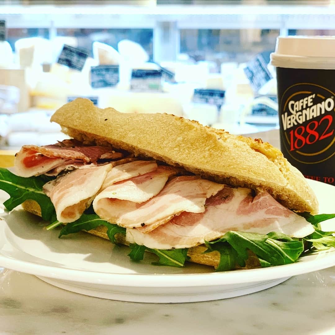 EATALY Tokyoさんのインスタグラム写真 - (EATALY TokyoInstagram)「【I PANINI：パニーニに新メニュー登場】 「PORCHETTA E RUCOLA（ポルケッタ＆ルーコラ）」が新メニューとして加わりました。 豚肉にハーブを巻き込んだ味わい深い自家製ポルケッタとルーコラを天然酵母のパンで挟んだパニーニです。 イタリアでも人気の定番パニーニ、ぜひお召し上がりください！ #eataly #eatalytokyo #イータリー #panini #パニーニ #porchetta #ポルケッタ」3月16日 14時43分 - eataly.tokyo