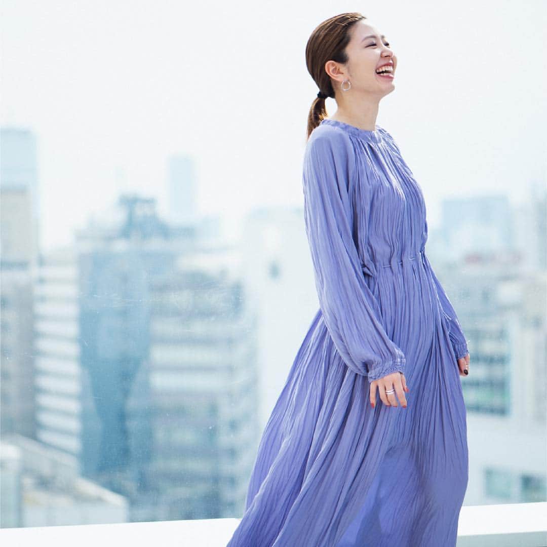 のインスタグラム：「#3周年限定アイテム ・ 《3.21 THU 発売》 NEWoMan新宿の開業3周年を記念した人気ショップの限定アイテムをご紹介。 ルミネのネット通販「アイルミネ」にて一足早くご予約いただけます。 ・ emmi　M2 ウィステリアが映えるこの春オススメのワンピース。 ワッシャーロングワンピース　¥23,000 ＋tax ・ #NEWoMan #NEWoMan3周年 #限定 #春服  #3周年 #3rdanniversary #限定商品 #limiteditem #先行予約 #アイルミネ #emmi #エミ #2019ss #springfashion #ootd #spring #springtime #ootd #coordinate #outfit #today #tokyo #shinjuku #ニュウマン #新宿 #fashion」
