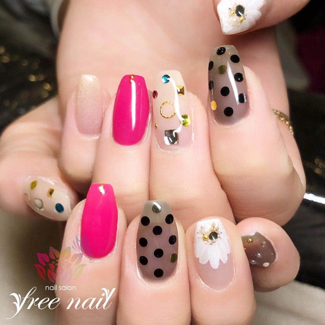 free nail フリーネイルのインスタグラム：「. お客様ネイル💅🏻🌷✨ . マーガレットネイル🌼✨ . ドットとピンクでポップに💗✨ . ご来店ありがとうございました🙇🏻‍♀️🙇🏻‍♀️🙇🏻‍♀️💗 . #ネイル #フリーネイル #ネイルアート #ジェルネイル #ネイルサロン #大阪ネイルサロン #ネイルデザイン #ネイルチェンジ #フラワーネイル #ストーンネイル #ドットネイル #シースルーネイル #ピンクネイル #ブラックネイル #デザインネイル #シンプルネイル #トレンドネイル #ガーリーネイル #春ネイル #スプリングネイル #美甲 #日式美甲 #springnails #nailsart #nailsalon #nailsdid #newnails #newnail #freenail」