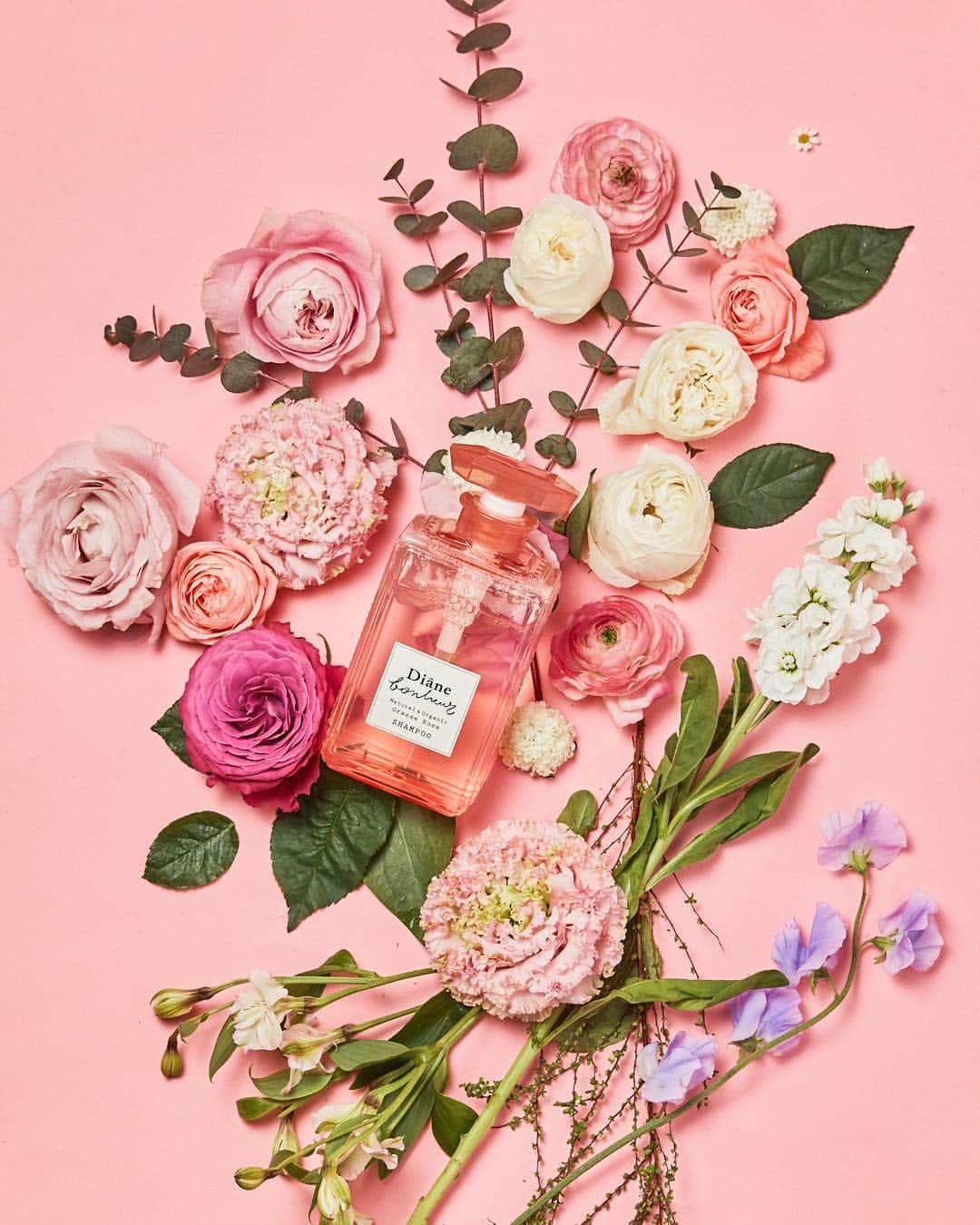 のインスタグラム：「Spring is almost there! Change your haircare to #dianebonheur 🧖🏻‍♀️﻿ ﻿ もうすぐ春 🌷ヘアケアもダイアンボヌールに衣替え🧴✨﻿ ﻿ ﻿ ﻿ ﻿ #ダイアンボヌール #ダメージ補修 #ヘアケア #オーガニックシャンプー #グラースローズ #ダメージケア #ヘアオイル #シグネチャーオイル #オーガニックオイル #自分へのご褒美 #オーガニック #organicmeetssexy #ツヤサラ髪 #ノンシリコン #ローズ #シャンプー #グラースローズ #spring #春 #hairoil #damagecare #fragrance #いい香り #」