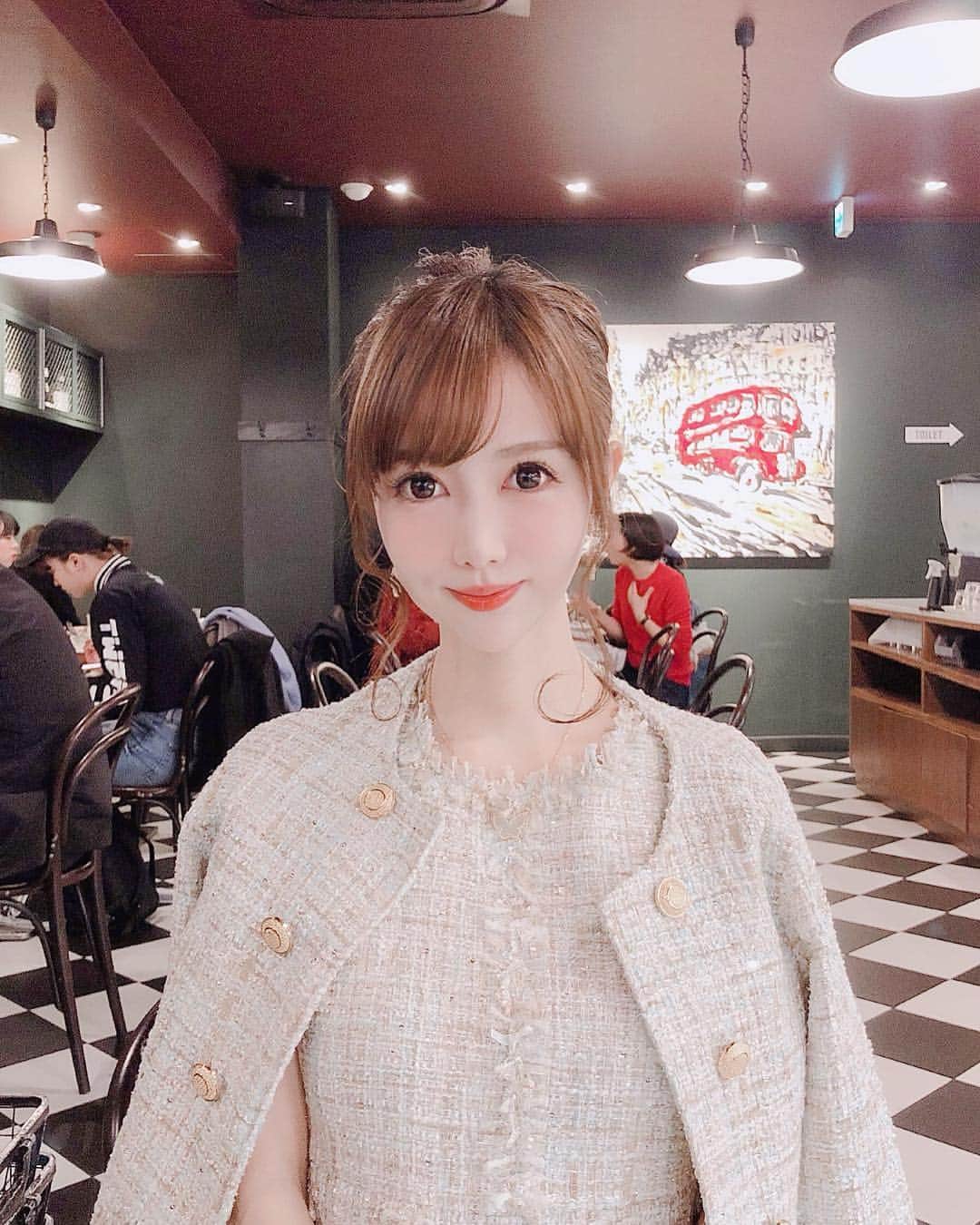 関有美子のインスタグラム：「🌸🌸🌸🌸🌸 . . 先日お仕事で御一緒させていただいた 美容ライターの @mitsueyasuda1202 とMTG💕 . 初めてお会いした時から 包み隠さず たるみレーザー効果を語り合ったり とっても気が合いそう！ と思ってお会いしたら 本当に気が合って 色々と情報交換ができて 楽しすぎました💕 . . 二児の母として学ぶ所も 沢山ありました。 . . この日は 暖かくなってきたので @bloomy_select の ツィードのワンピ&ジャケット✨ キラキララメが春ぽくてお気に入りです😍 . . . #」