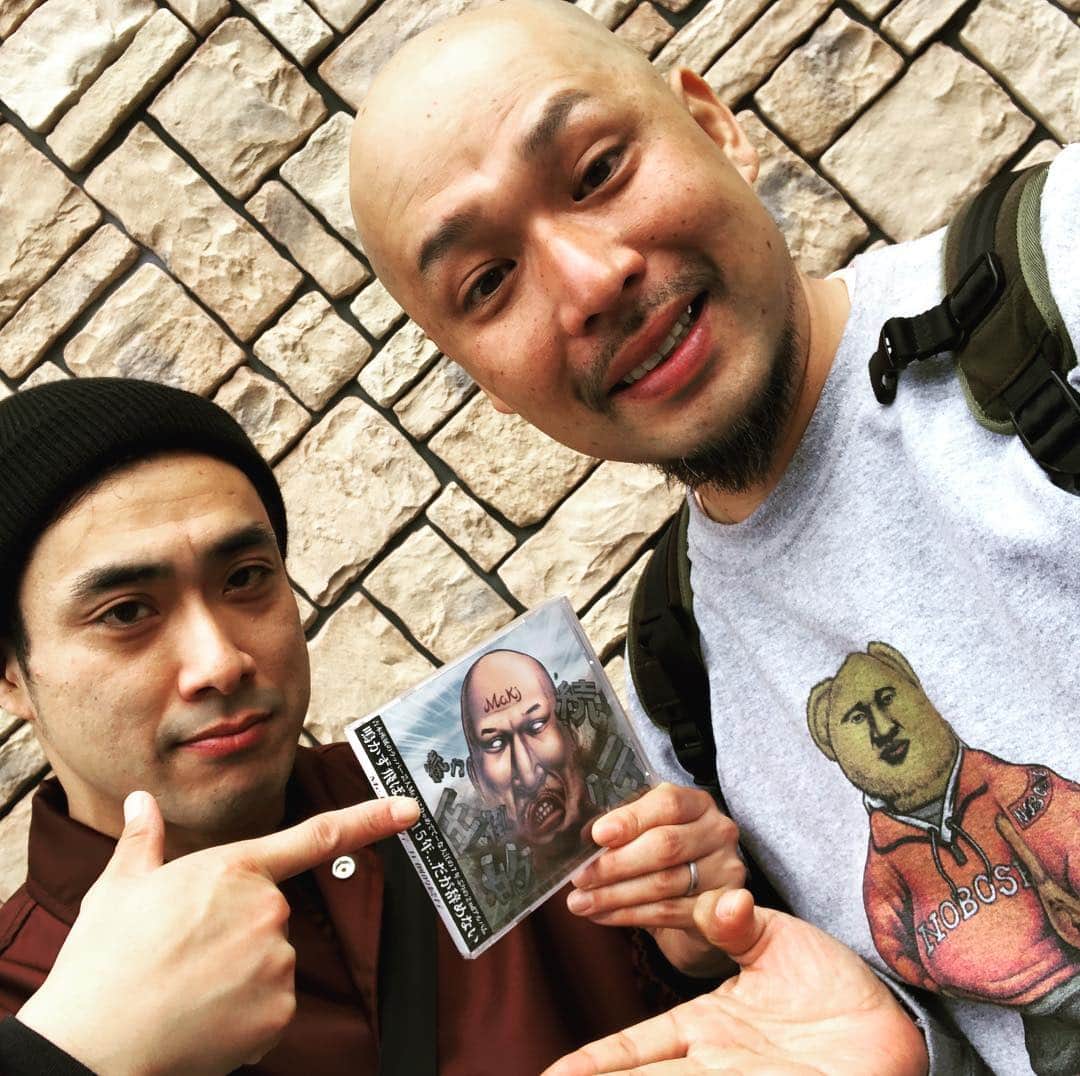 大江健次のインスタグラム：「エローンの兄貴！泣。時間を作って頂きCD受け取ってくださいました泣。しかもラーメンもご馳走になってしまい泣。嬉しすぎます！引き続き頑張ります！！ #mckj2nd #手売りの旅 #大阪編 #エローン #erone #韻踏合組合 #フリースタイルダンジョン #NEWSRAPJAPAN #HIPHOP」