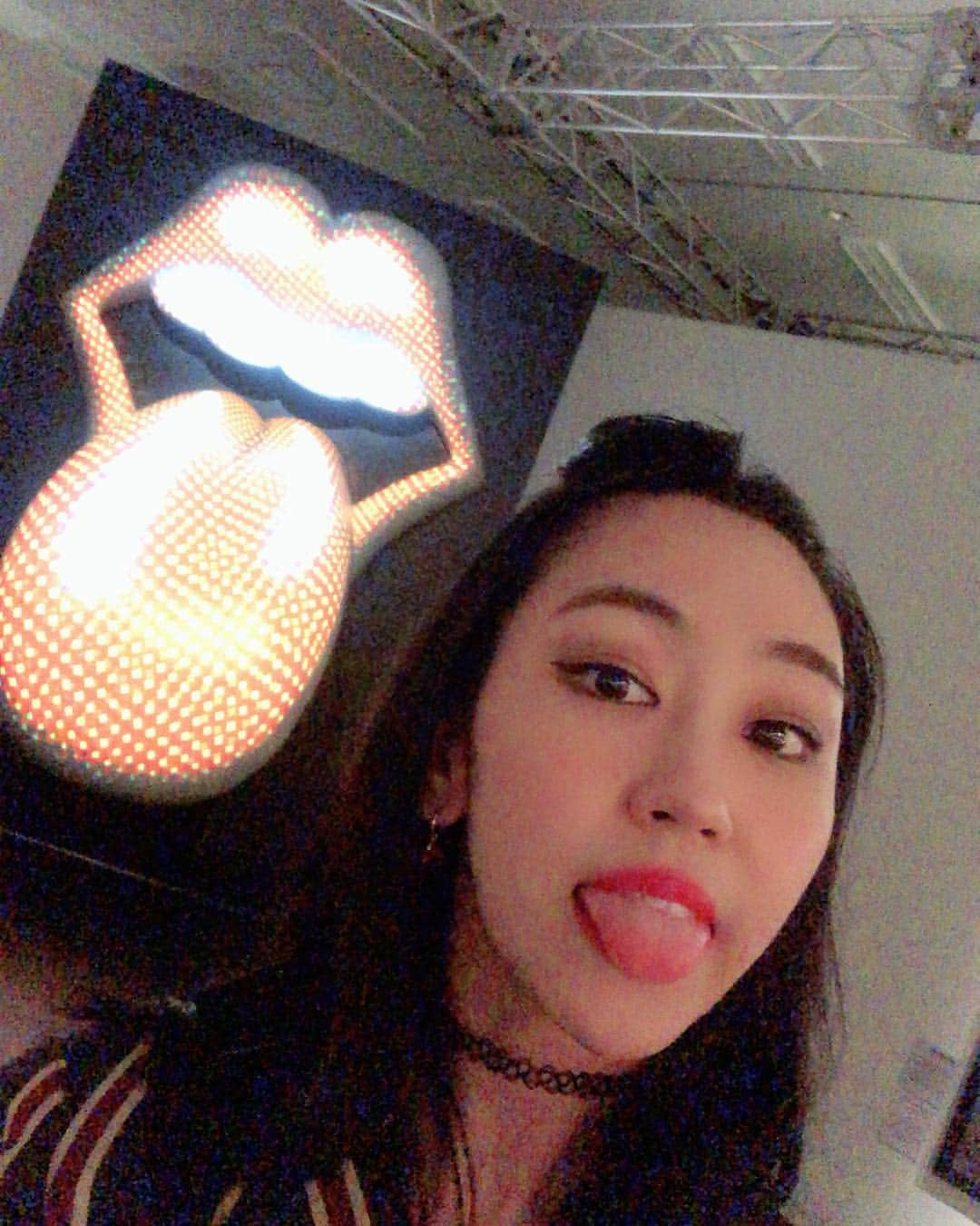 辻やすこさんのインスタグラム写真 - (辻やすこInstagram)「色んな色の舌カラーが👅出てくる！  まだまだシツコク写真は続く🤳  ザローリングストーンズ展 五反田TOCメッセにて！  #rock#写真が好き#instagram#是非#ザローリングストーンズ#exhibition#すき#ポーズ#おきまりの#おきまりのポーズ#何回も撮る#周りに笑われる」3月16日 15時15分 - yasupytsuji