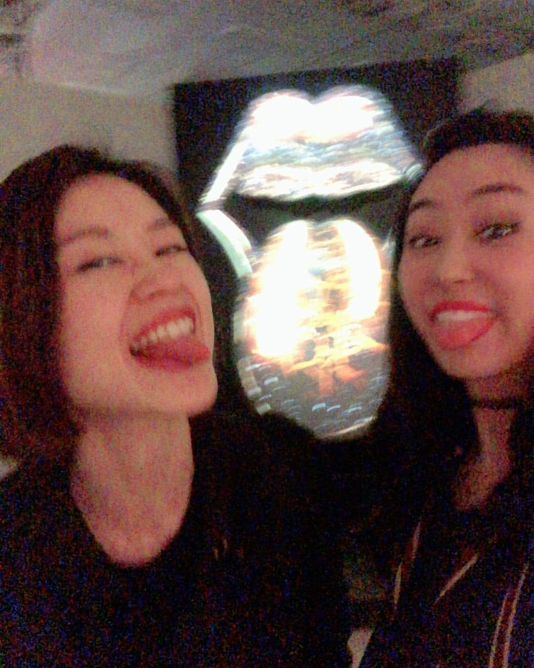 辻やすこさんのインスタグラム写真 - (辻やすこInstagram)「色んな色の舌カラーが👅出てくる！  まだまだシツコク写真は続く🤳  ザローリングストーンズ展 五反田TOCメッセにて！  #rock#写真が好き#instagram#是非#ザローリングストーンズ#exhibition#すき#ポーズ#おきまりの#おきまりのポーズ#何回も撮る#周りに笑われる」3月16日 15時15分 - yasupytsuji