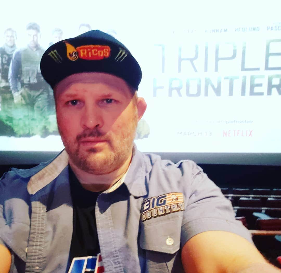 ロイ・ネルソンさんのインスタグラム写真 - (ロイ・ネルソンInstagram)「Got to watch on the big screen! @benaffleck @pascalispunk @charliiehunnam garretthedlund  oscarisaac do there thing in @triplefrontier tonight. #hardout #nogreed #movietowatch on @netflix now!」3月16日 15時15分 - roynelsonmma