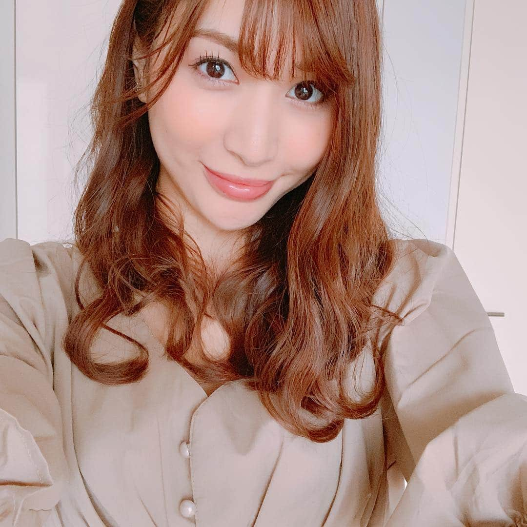 大島麻衣さんのインスタグラム写真 - (大島麻衣Instagram)「今日は肌寒いよねぇ💦けど、春はやせ我慢の季節‼️ ちょっぴり寒いけどもう春服で春を迎え入れる準備満タン🌸☺️ ウエストマークチュニックは着るだけで大人の女性感を演出できるのでありがたい💜  @fifth_store  #fifth #fifthtl #フィフス  #ウエストマークチュニック #ベージュ #style #coordinate #ootd #パンツコーデ」3月16日 15時25分 - maioshima911