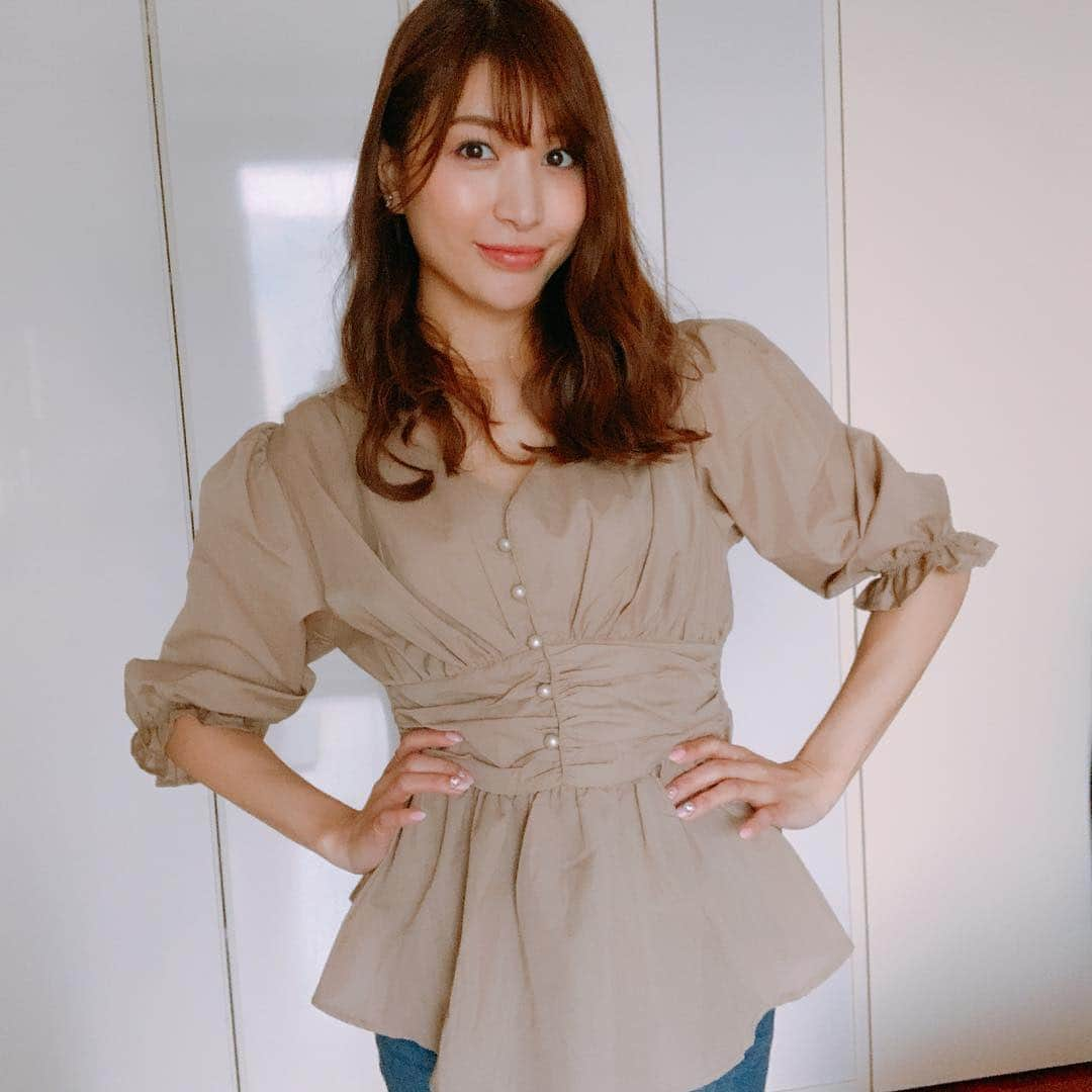 大島麻衣さんのインスタグラム写真 - (大島麻衣Instagram)「今日は肌寒いよねぇ💦けど、春はやせ我慢の季節‼️ ちょっぴり寒いけどもう春服で春を迎え入れる準備満タン🌸☺️ ウエストマークチュニックは着るだけで大人の女性感を演出できるのでありがたい💜  @fifth_store  #fifth #fifthtl #フィフス  #ウエストマークチュニック #ベージュ #style #coordinate #ootd #パンツコーデ」3月16日 15時25分 - maioshima911