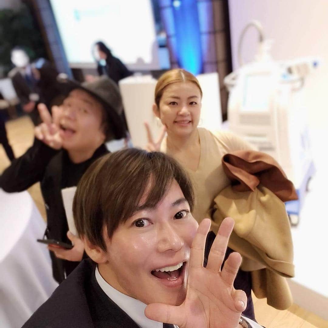高橋ミカさんのインスタグラム写真 - (高橋ミカInstagram)「coolsculptingの発表会に❄️❄️ 脂肪のみを凍らせて、排出してくれるとのこと！ 食事制限もなく、痩せたい所だけを痩せさせてくれる、夢のような機械❤️ @jiyugaokaclinic にて、施術が受けられますよーー 私も、絶対にやりたーい！！！ ちなみに、しげるちゃん、何度撮りなおしても、ボヤけちゃうっていう、、、🤣🤣🤣 @kojiuematsu @shigeru39 と、楽しかったーー❤️」3月16日 15時17分 - mikatakahashi1971