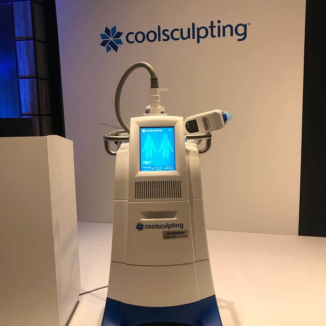 高橋ミカさんのインスタグラム写真 - (高橋ミカInstagram)「coolsculptingの発表会に❄️❄️ 脂肪のみを凍らせて、排出してくれるとのこと！ 食事制限もなく、痩せたい所だけを痩せさせてくれる、夢のような機械❤️ @jiyugaokaclinic にて、施術が受けられますよーー 私も、絶対にやりたーい！！！ ちなみに、しげるちゃん、何度撮りなおしても、ボヤけちゃうっていう、、、🤣🤣🤣 @kojiuematsu @shigeru39 と、楽しかったーー❤️」3月16日 15時17分 - mikatakahashi1971