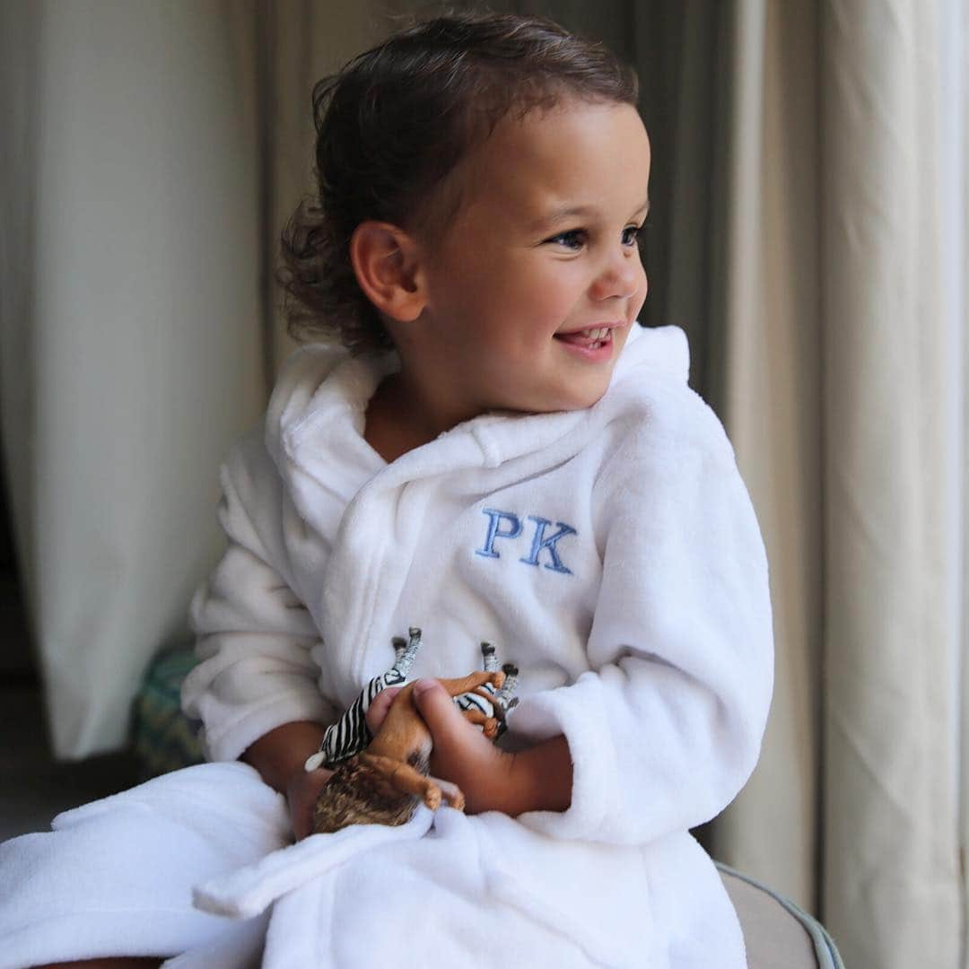 サム・フェアーズさんのインスタグラム写真 - (サム・フェアーズInstagram)「Happy Saturday 😚 how cosy does Paul look in his soft white dressing gown from @mylittledarlin #personalised #giftideas #childrenswear 💙」3月16日 15時23分 - samanthafaiers