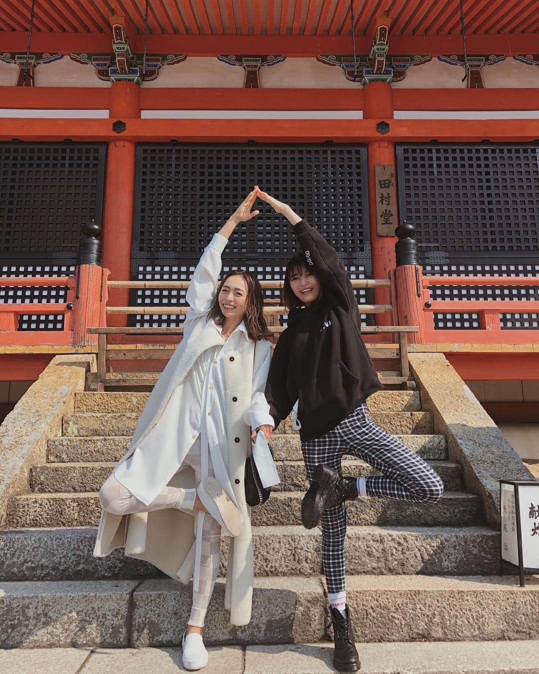 里見茜さんのインスタグラム写真 - (里見茜Instagram)「楽しかった京都の朝、さんぽ☺︎ ２人でやるヨガイベント実現に向けて…🌈 頑張ろうね😏🧘‍♂️✨🔥 #京都散歩#yoga #practice #yogaeverydamnday #kyototravel」3月16日 15時30分 - satomiakane