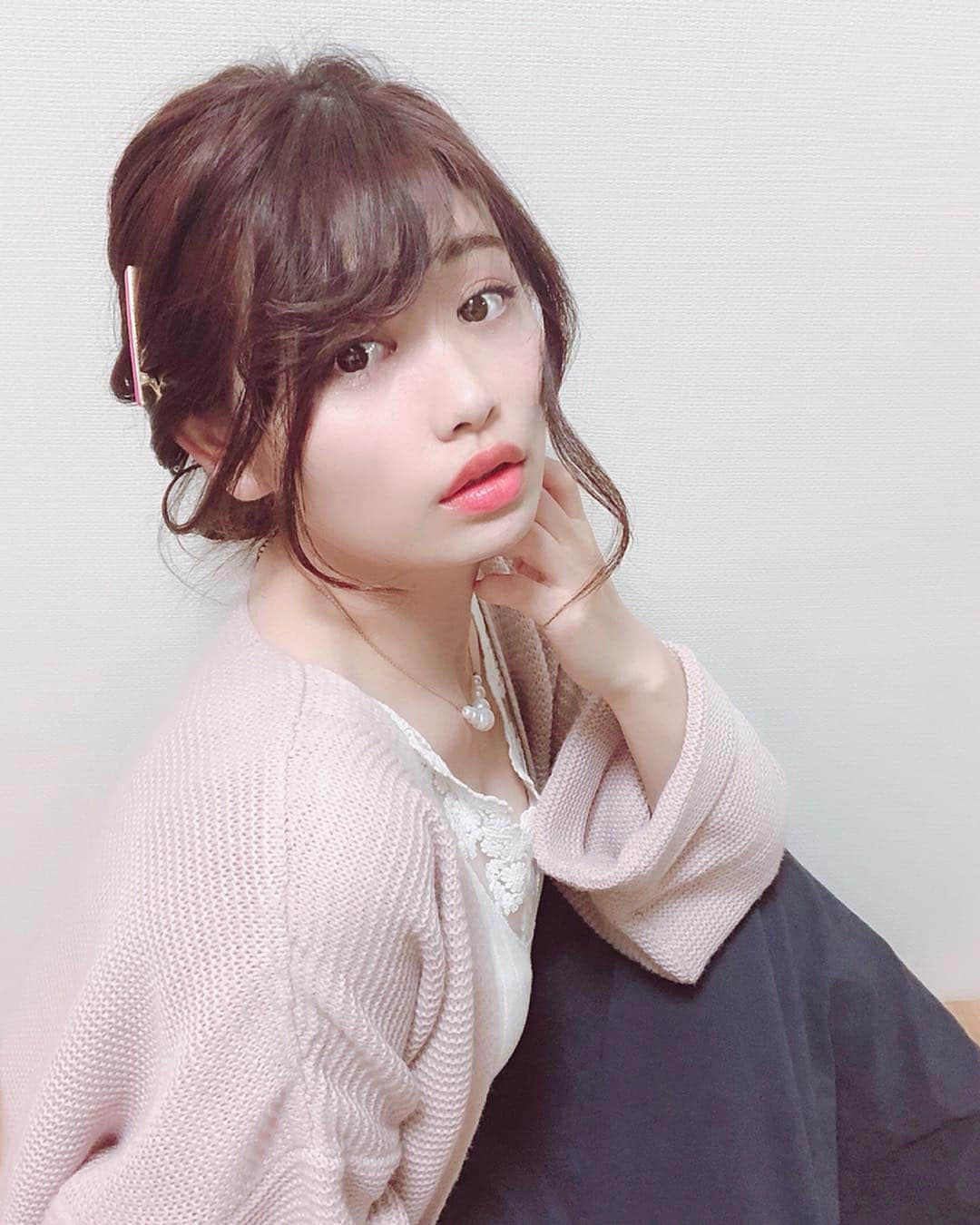 高橋里彩子さんのインスタグラム写真 - (高橋里彩子Instagram)「春コーデ♥️﻿ 最近あったかくなって春って感じだよね♡﻿ ﻿ ﻿ ベイビーピンクってすごい可愛い色で好き💕﻿ ﻿ ﻿ ﻿ ﻿ ♡ #キャミニット﻿ #fifth #フィフス ﻿ @fifth_store →30%OFF‪ ﻿ ♡ マキシガウン﻿ fifth  フィフス ﻿ ﻿ ﻿ ♡ #ロングスカート﻿ #earthmusicandecology #アースミュージックアンドエコロジー﻿ ﻿ ﻿ ロングガウンだとスカートとか﻿ ズボンとか合わせやすくて﻿ ロング系好き💗﻿ ﻿ ﻿ ﻿ ﻿  #fifthtl #ライトニットマキシガウン #ファッション ﻿ #コーディネート #コーデ ﻿ #デートコーデ  #低身長コーデ #プチプラコーデ #今日の服 #春服 #春コーデ #今日のコーデ #シンプルコーデ #カーディガン #Vネックキャミニット#ロングガウン #アイドル顔 #丸顔 #フォロー  #93년생  #ファッション好きな人と繋がりたい #可愛い女の子と繋がりたい  #サロモ #サロンモデル」3月16日 15時31分 - konkonwanwan