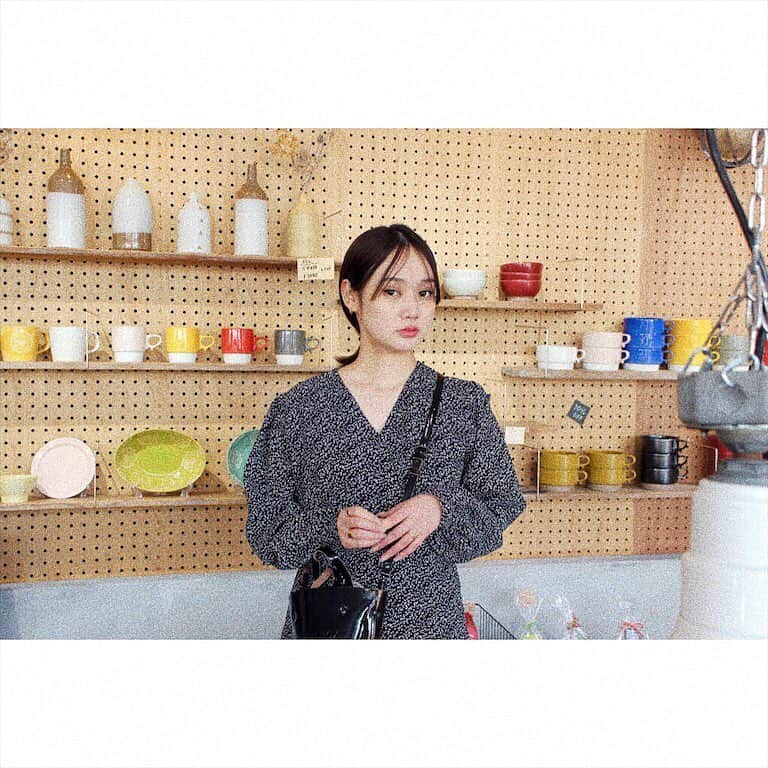 西本早希さんのインスタグラム写真 - (西本早希Instagram)「・ お仕事で 初 波佐見へ🙌🏻 毎年おなじみ GWにある、 波佐見陶器祭りに出店する窯元さんなどを  一足お先に周ってきました 👀♡！ 今年で 61回目だそうで 毎年期間中は 行列ができたりするみたい 😧！ ・ ・ そして特設HPに窯元さんを周った様子が 載っています 😇！そちらも ぜひ 🍶 かわいいものから渋めのものまで 見るだけでも 楽しかった〜 🖤 最近 仕事を通して 興味が湧いたり 知れたりすることがたくさんあって 嬉しいなぁ」3月16日 15時38分 - saki1022