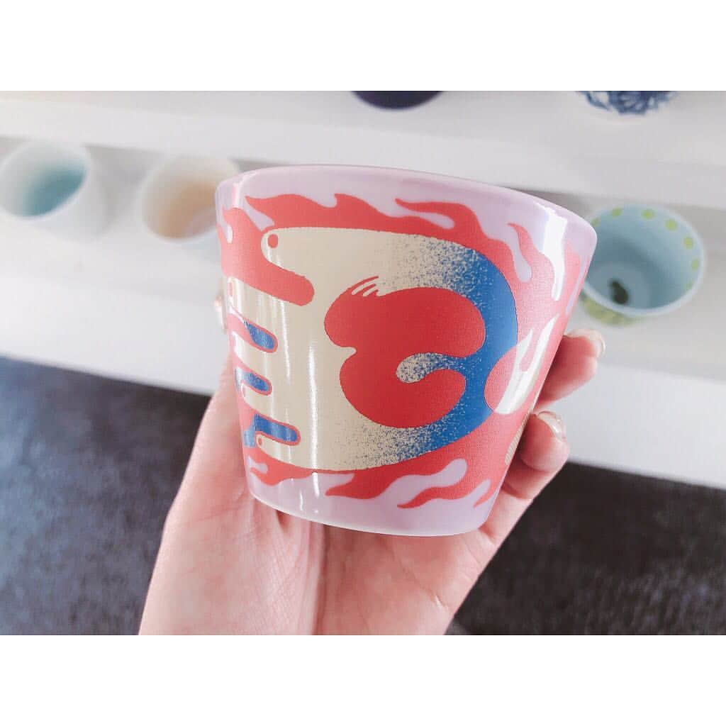 西本早希さんのインスタグラム写真 - (西本早希Instagram)「・ お仕事で 初 波佐見へ🙌🏻 毎年おなじみ GWにある、 波佐見陶器祭りに出店する窯元さんなどを  一足お先に周ってきました 👀♡！ 今年で 61回目だそうで 毎年期間中は 行列ができたりするみたい 😧！ ・ ・ そして特設HPに窯元さんを周った様子が 載っています 😇！そちらも ぜひ 🍶 かわいいものから渋めのものまで 見るだけでも 楽しかった〜 🖤 最近 仕事を通して 興味が湧いたり 知れたりすることがたくさんあって 嬉しいなぁ」3月16日 15時38分 - saki1022